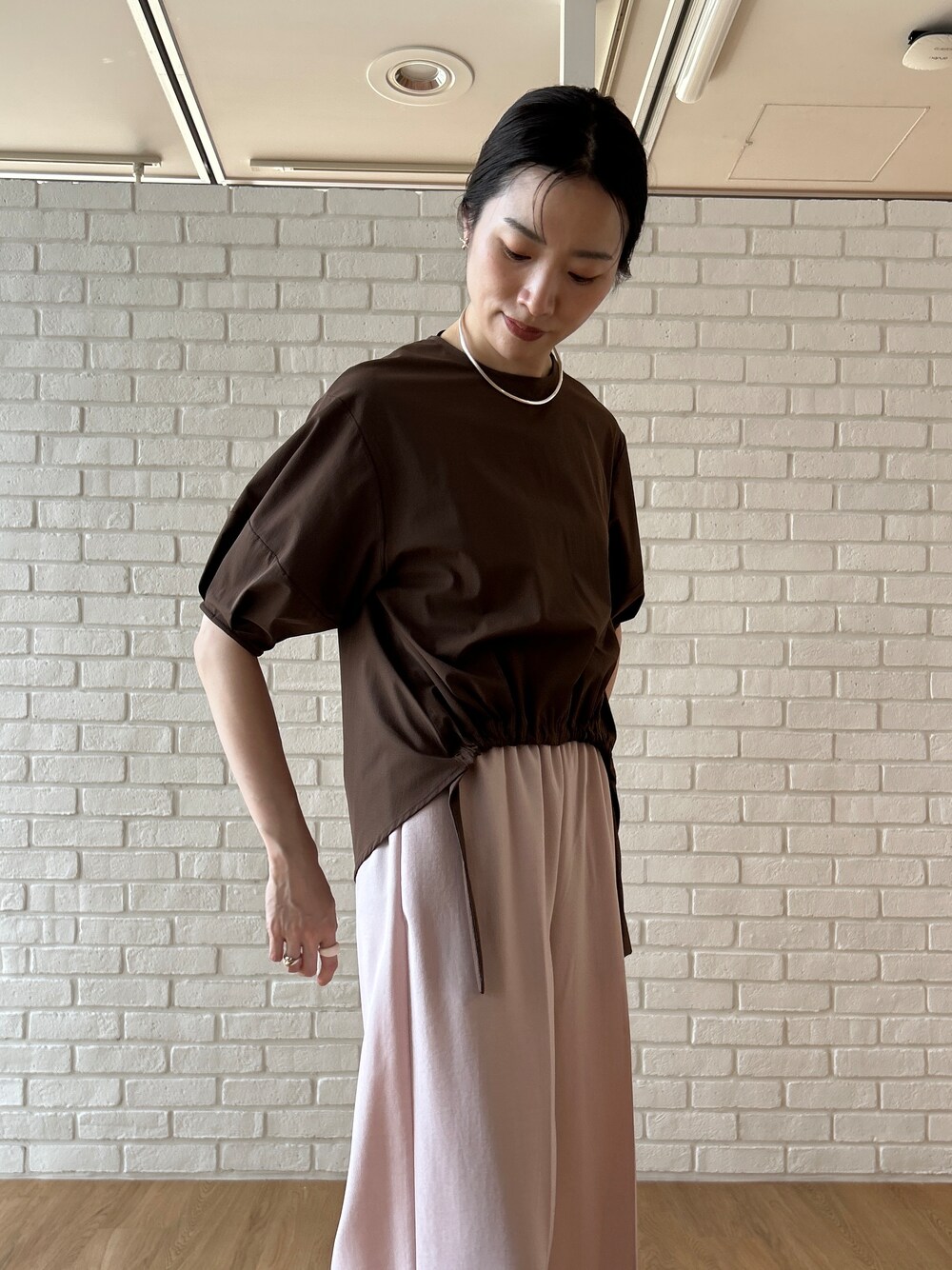 ブラウン系のシャツ/ブラウス、ピンク系のその他パンツを着用したレディースの春コーディネートの7枚目の写真