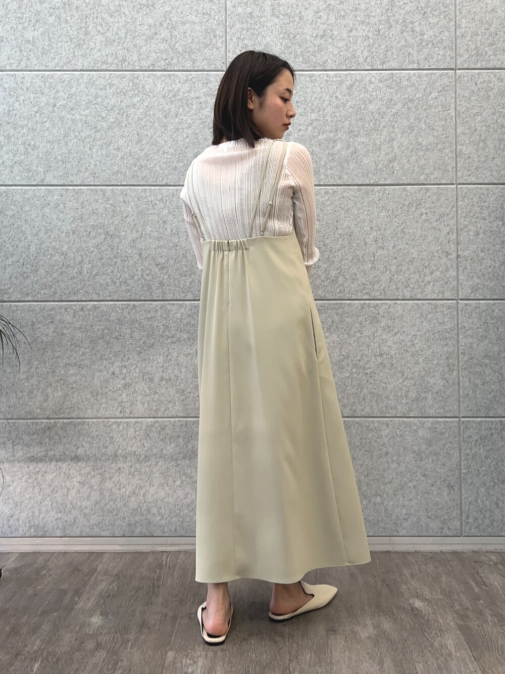 ホワイト系のTシャツ/カットソー、ベージュ系のワンピースを着用したレディースの春コーディネートの4枚目の写真