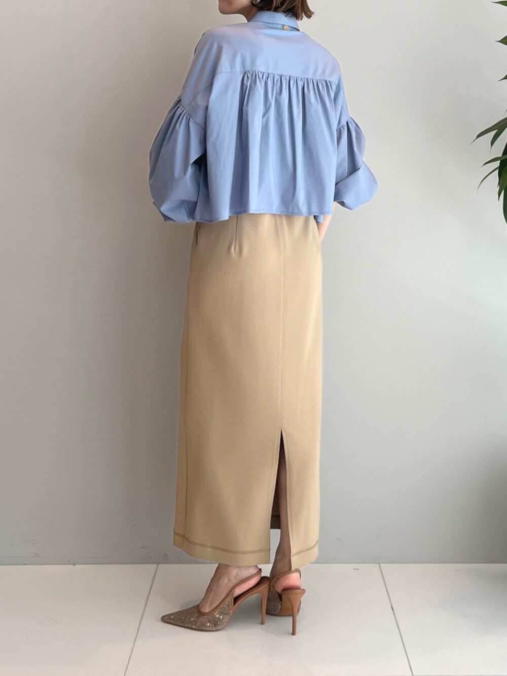 ブラウン系のスカート、ブルー系のシャツ/ブラウスを着用したレディースの秋コーディネートの4枚目の写真