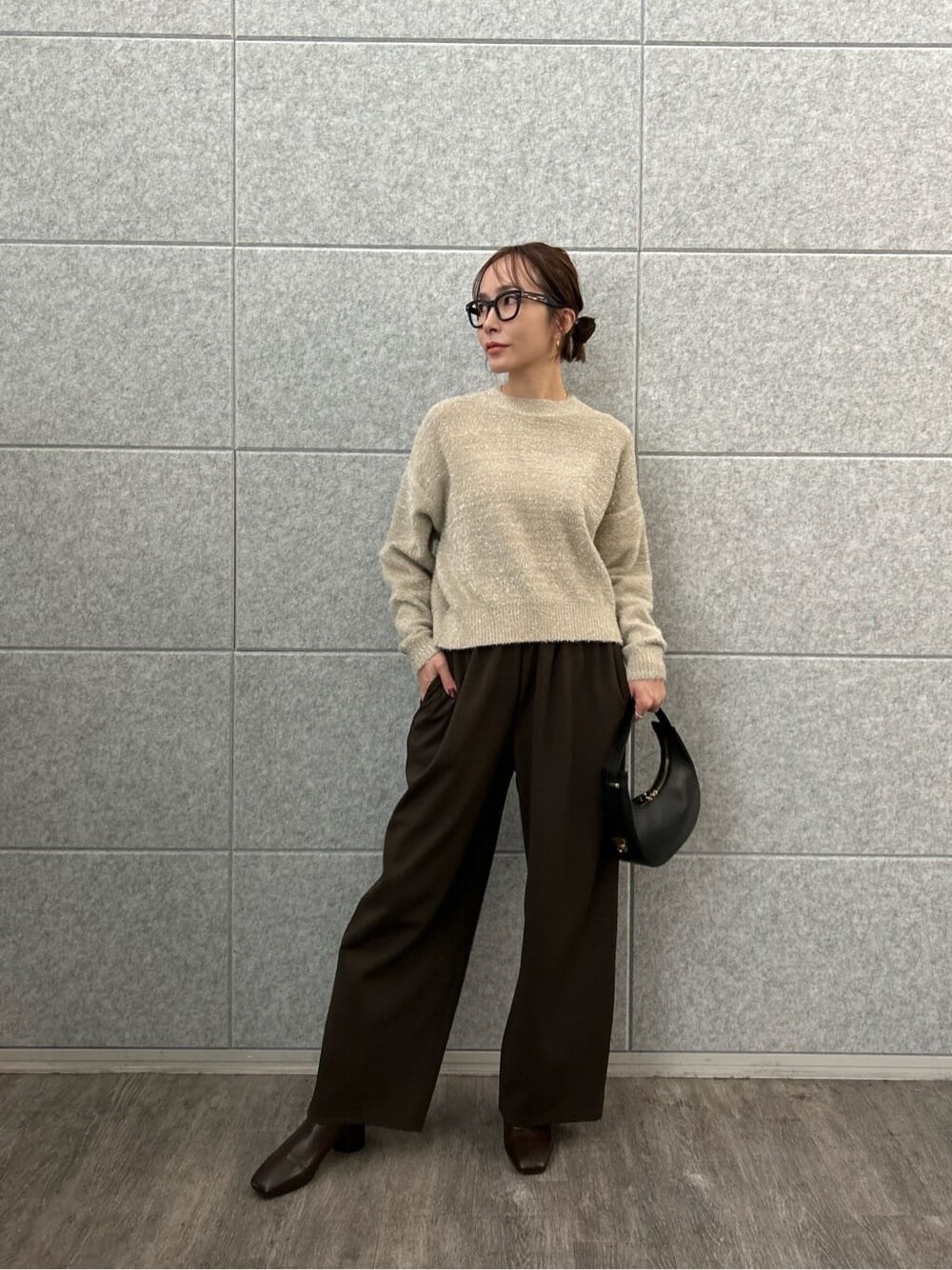 ベージュ系のニット/セーター、ブラウン系のその他パンツを着用したレディースの秋コーディネートの3枚目の写真