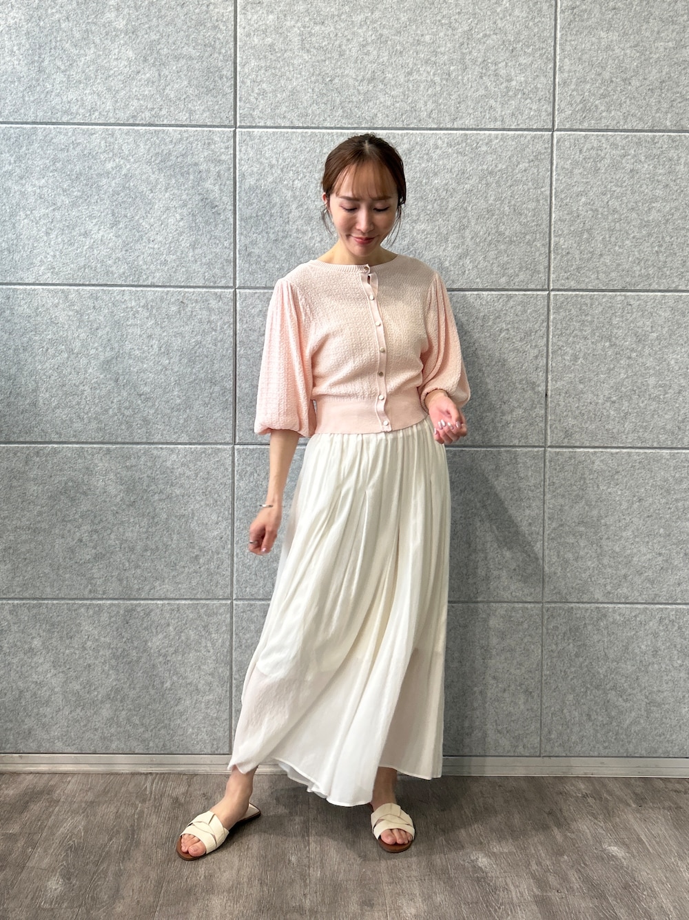 ホワイト系のその他パンツ、ピンク系のカーディガン/ボレロを着用したレディースの春コーディネートの4枚目の写真