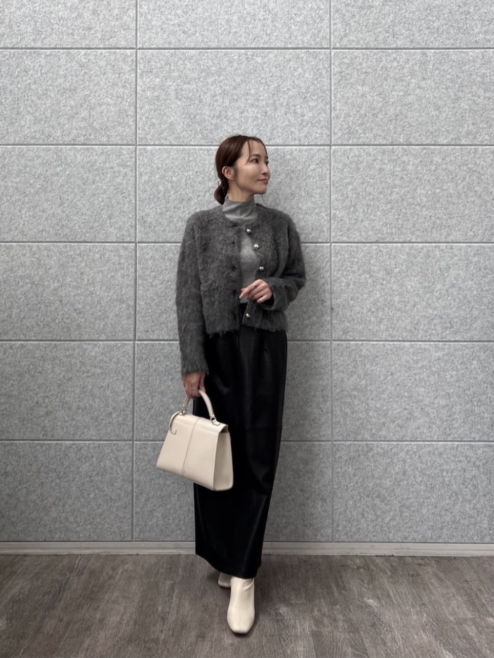 グレー系のカーディガン/ボレロ、グレー系のニット/セーターを着用したレディースの秋コーディネートの2枚目の写真