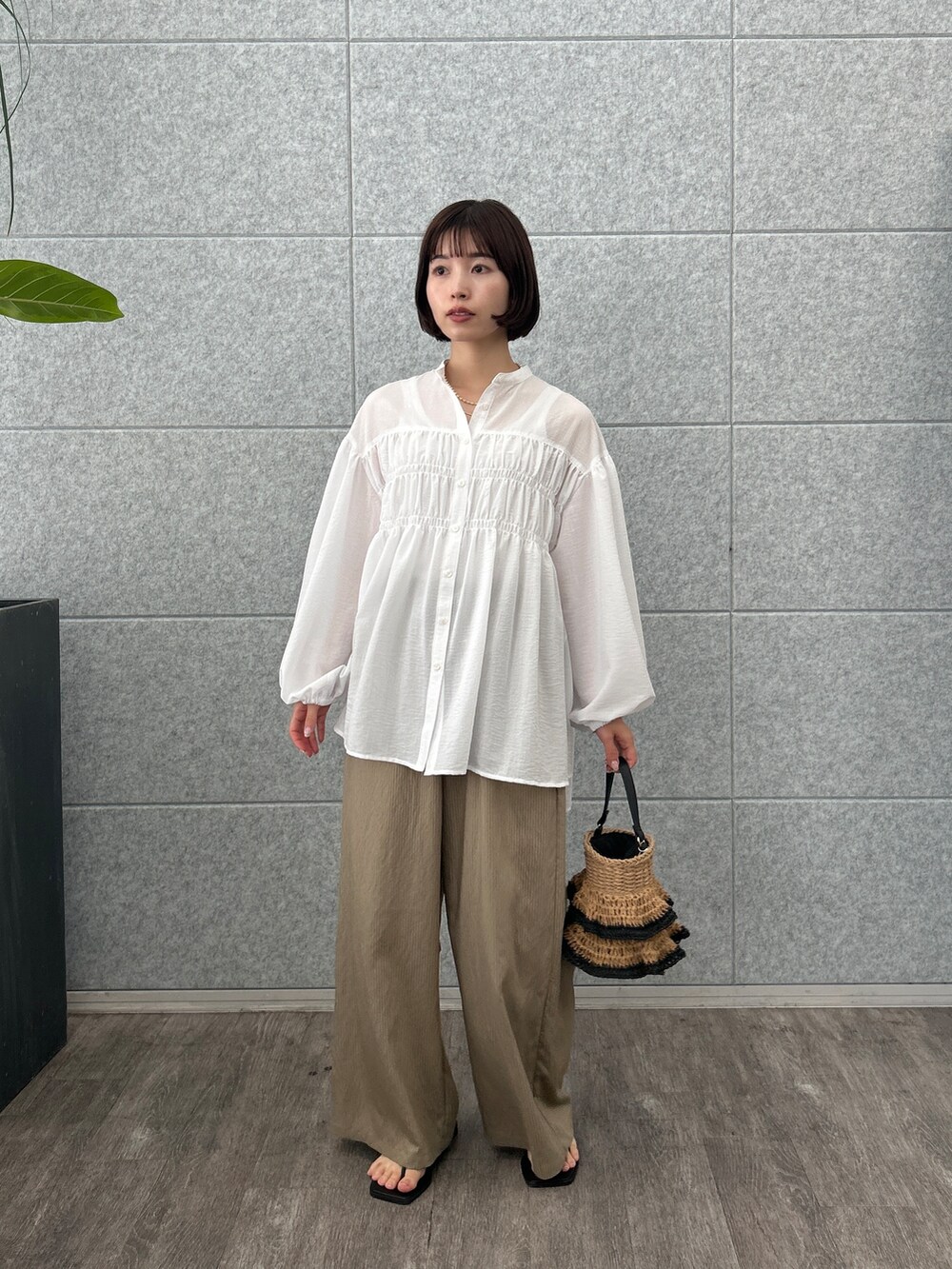 ホワイト系のシャツ/ブラウス、グリーン系のその他パンツを着用したレディースの夏コーディネートの2枚目の写真