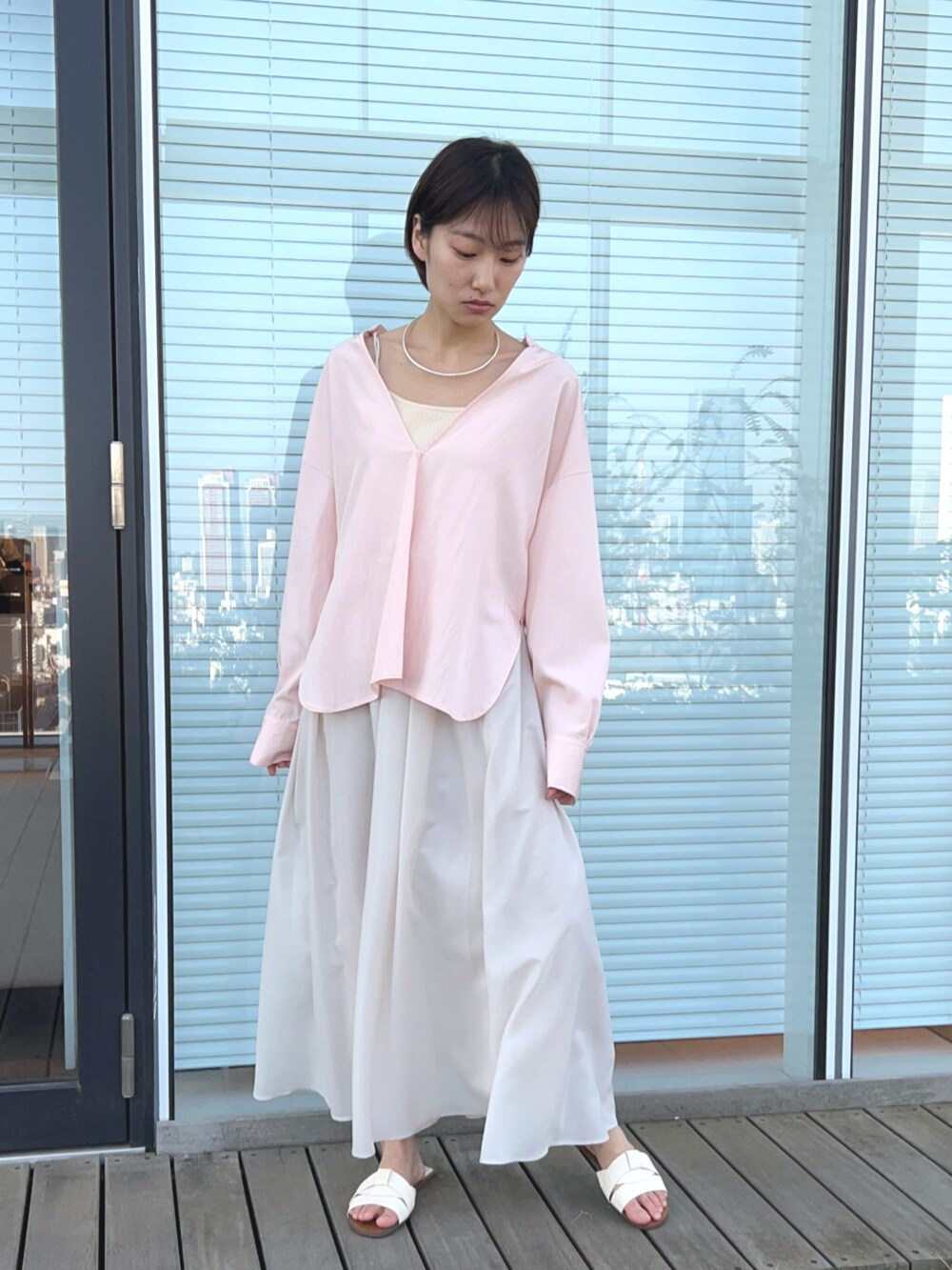 ピンク系のシャツ/ブラウス、ベージュ系のスカートを着用したレディースの春コーディネートの2枚目の写真