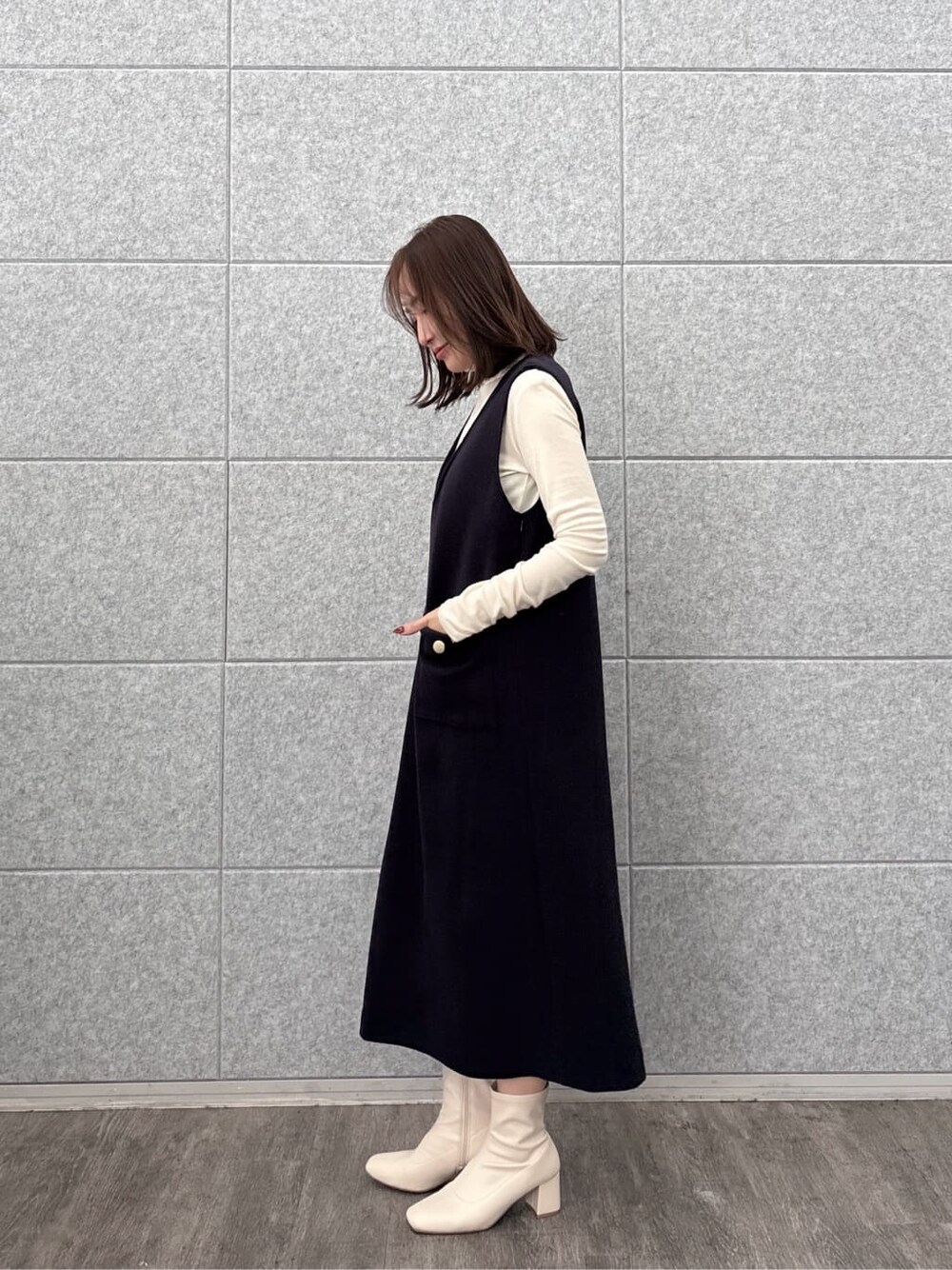 ホワイト系のTシャツ/カットソー、ブルー系のワンピースを着用したレディースの秋コーディネートの3枚目の写真