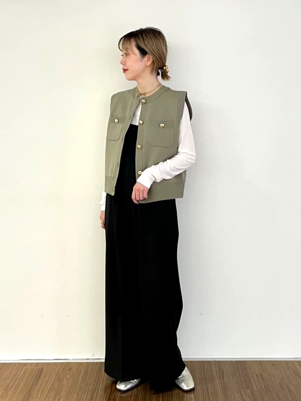 「秋コーデ、秋服、ジレ、ベスト、ロンパース、モノトーンコーデ、オトナカジュアル、きれいめカジュアル、大人ファッション、大人コーデ、レイヤードスタイル、秋のコーデ、シアートップス」｜「cloencのラウンドネックプルオーバー（Tシャツ/カットソー、ホワイト系）」を使った、cloencさん（レディース・160cm）の秋コーディネートの2枚目の写真
