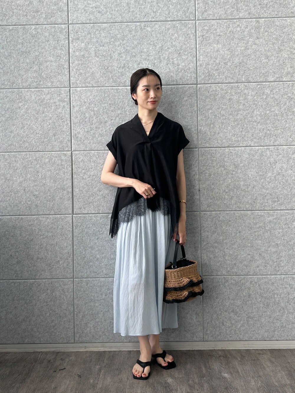ブラック系のシャツ/ブラウス、ブルー系のその他パンツを着用したレディースの夏コーディネートの2枚目の写真