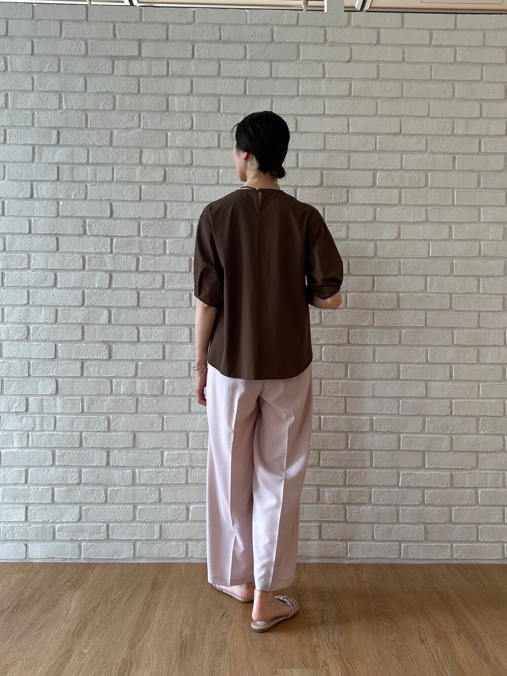 ブラウン系のシャツ/ブラウス、ピンク系のその他パンツを着用したレディースの春コーディネートの4枚目の写真