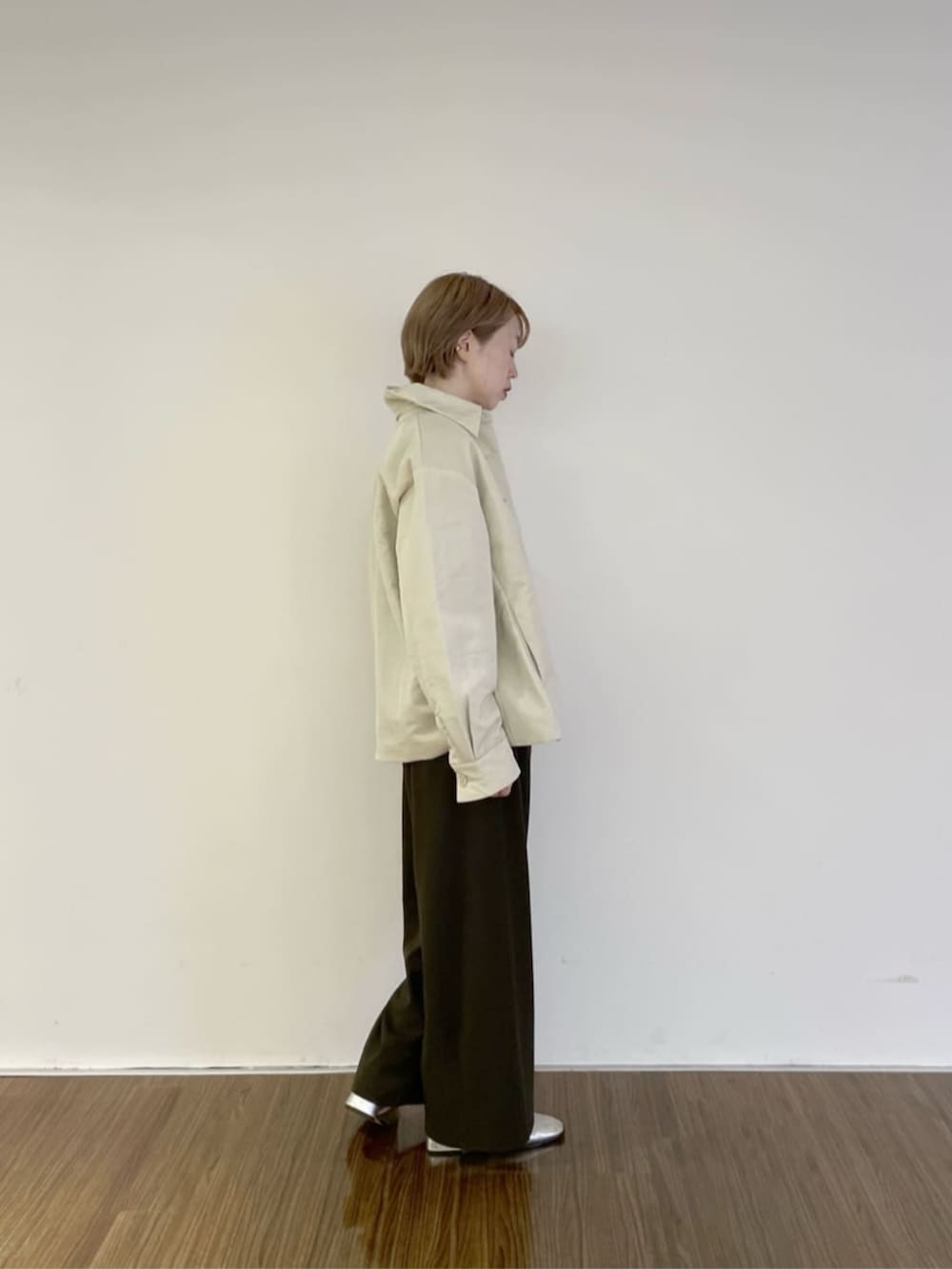 ブラウン系のその他パンツ、ベージュ系のブルゾン、ホワイト系のニット/セーターを着用したレディースの秋コーディネートの3枚目の写真