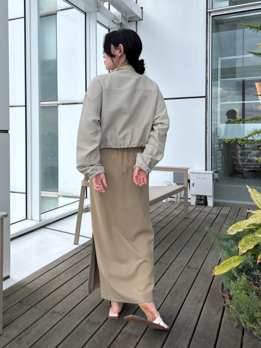 「大人カジュアル、休日スタイル、きれいめカジュアル、春夏コーデ、淡色コーデ、韓国ファッション、シンプルスタイル、大人かわいい、大人コーデ、お仕事コーデ、春アウター、ベージュ、ワントーンコーデ、ラメ、お出かけコーデ」｜「cloencの【手洗い可】メッシュシアーブルゾン（ブルゾン、グリーン系）」を使った、cloencさん（レディース・157cm）の春コーディネートの4枚目の写真