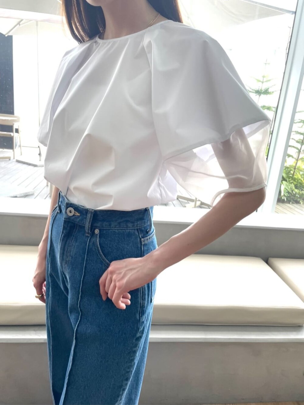 「夏コーデ、半袖シャツ、シアートップス、シャツスタイル、お出かけコーデ、休日スタイル、シンプルスタイル、大人女子、キレイめ、大人可愛い、パンツコーデ、シンプル・ベーシック、オトナカジュアル、デニム、ブラウス」｜「cloencの【美脚パンツ】コットンデニムワイドパンツ（デニムパンツ、ブルー系）」を使った、cloencさん（レディース・163cm）の夏コーディネートの4枚目の写真