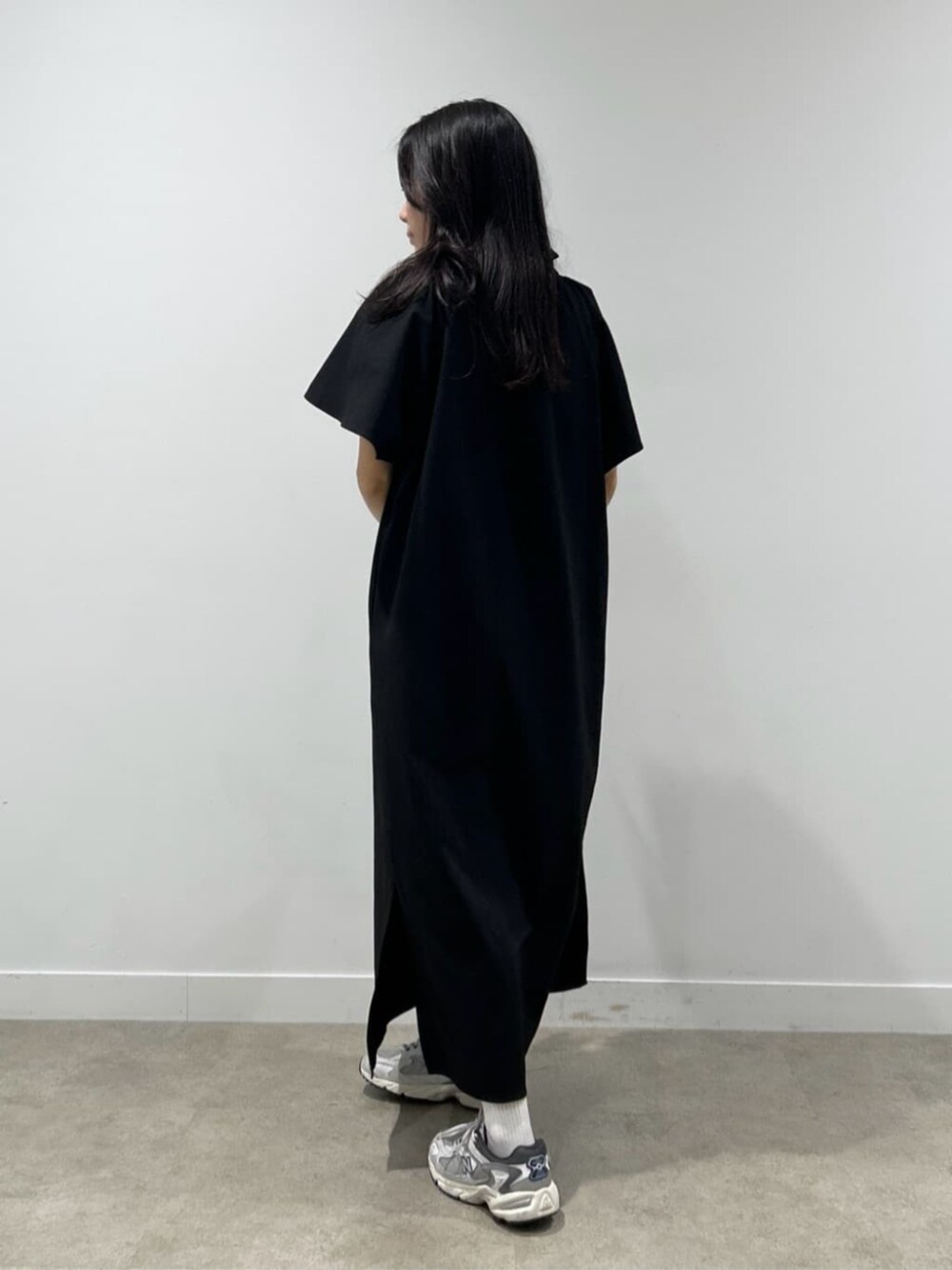 ブラック系のワンピースを着用したレディースの春コーディネートの5枚目の写真