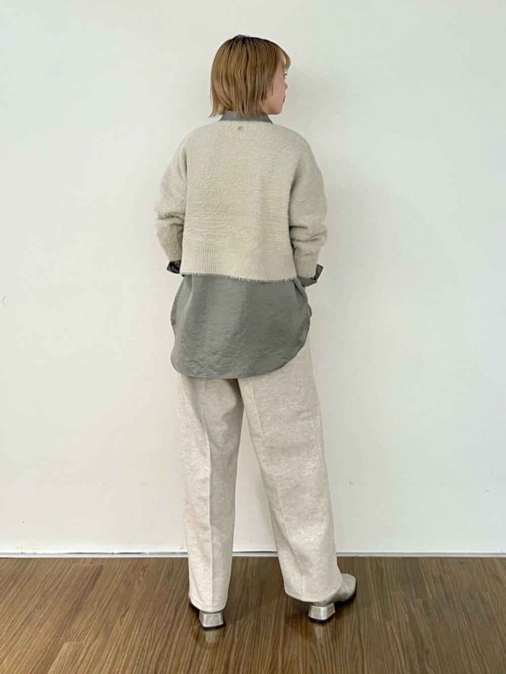 ベージュ系のその他パンツ、グレー系のニット/セーター、グレー系のシャツ/ブラウスを着用したレディースの冬コーディネートの6枚目の写真