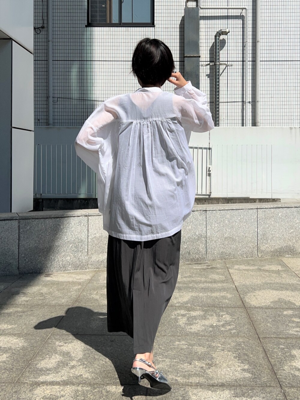 ホワイト系のシャツ/ブラウス、グレー系のシャツ/ブラウス、グレー系のスカートを着用したレディースの春コーディネートの5枚目の写真