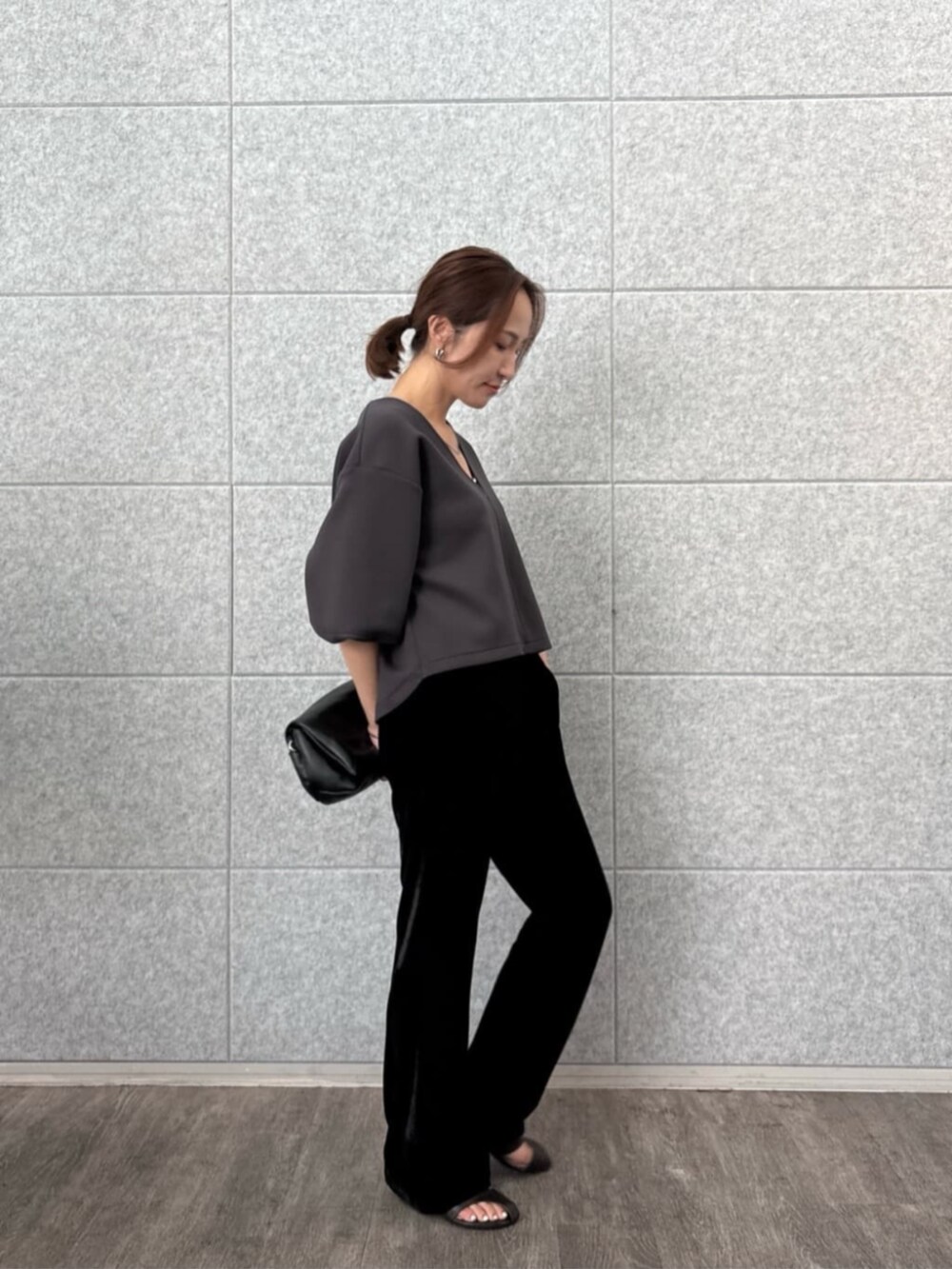 ブラック系のその他パンツ、グレー系のTシャツ/カットソーを着用したレディースの秋コーディネートの2枚目の写真