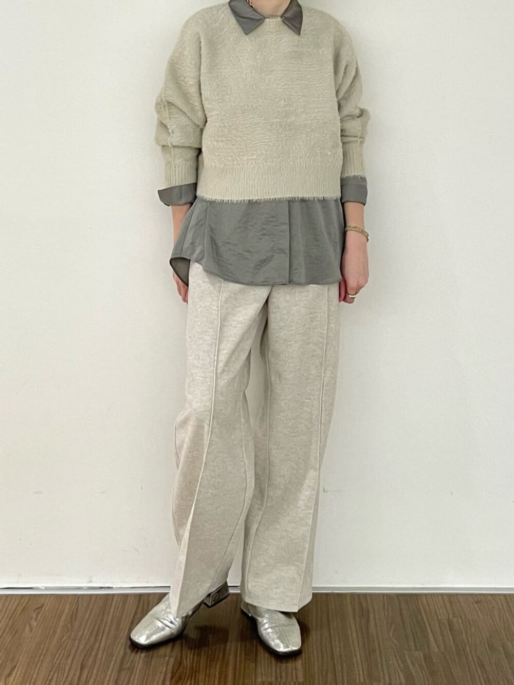 ベージュ系のその他パンツ、グレー系のニット/セーター、グレー系のシャツ/ブラウスを着用したレディースの冬コーディネートの3枚目の写真