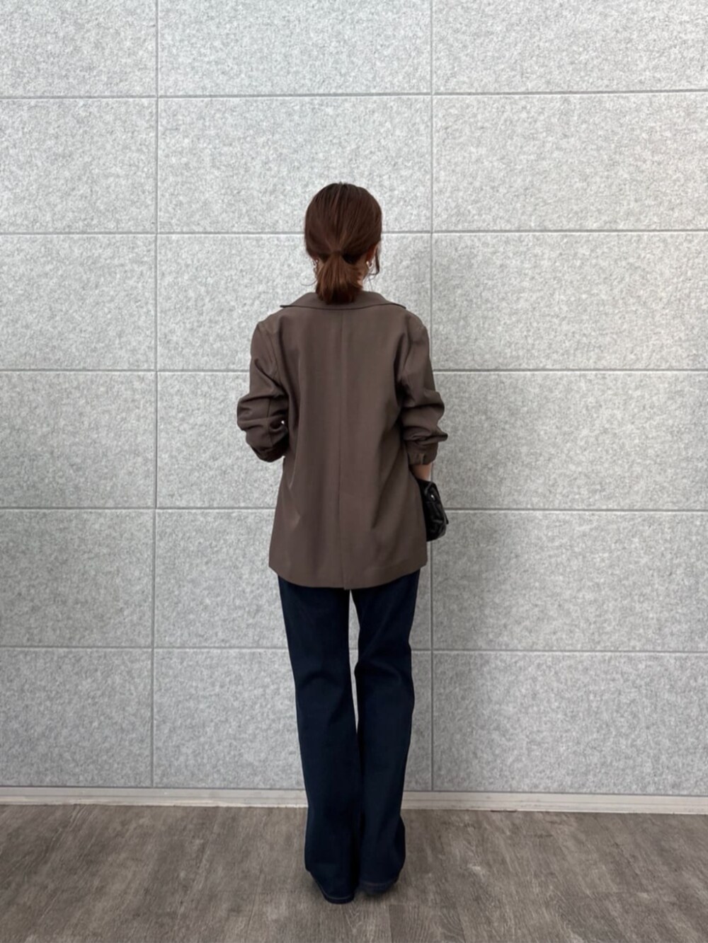 ブラウン系のテーラードジャケット、ブルー系のデニムパンツ、イエロー系のTシャツ/カットソーを着用したレディースの秋コーディネートの2枚目の写真