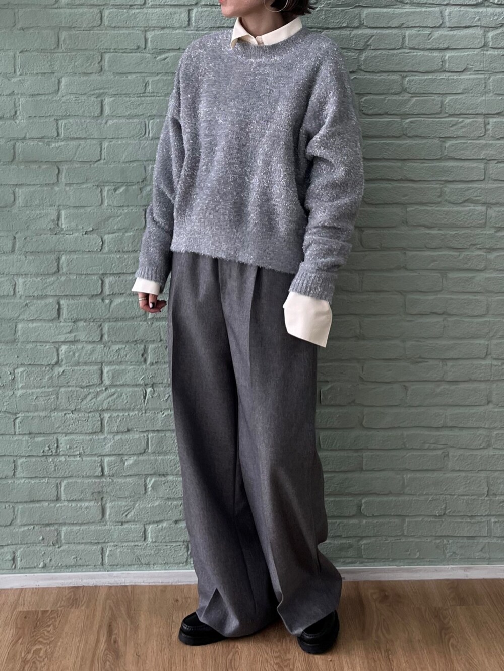 グレー系のその他パンツ、グレー系のニット/セーター、ホワイト系のシャツ/ブラウスを着用したレディースの秋コーディネートの3枚目の写真