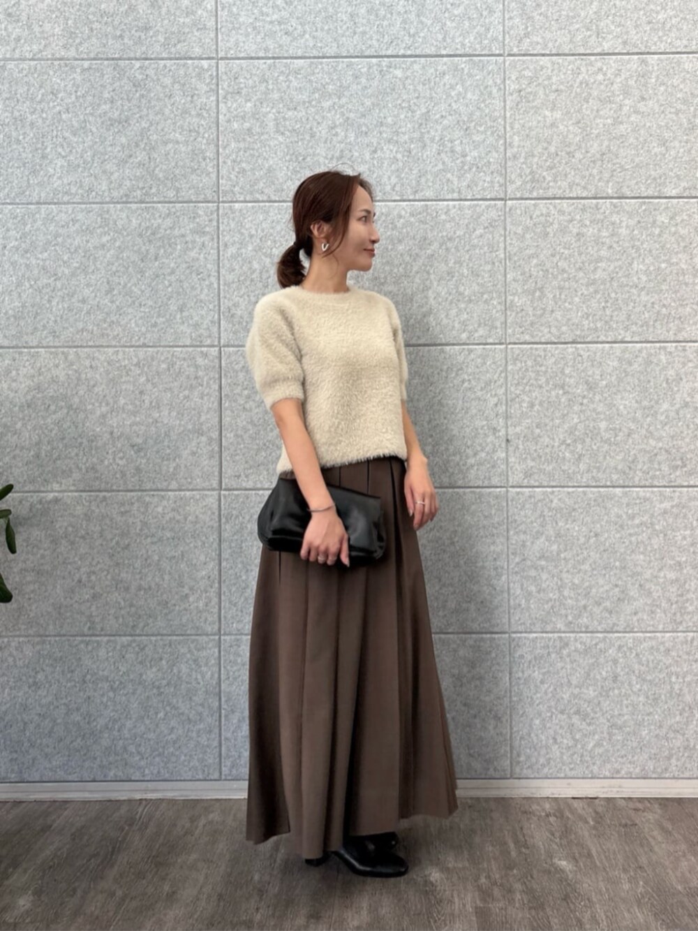 ベージュ系のニット/セーター、ブラウン系のスカートを着用したレディースの秋コーディネートの5枚目の写真