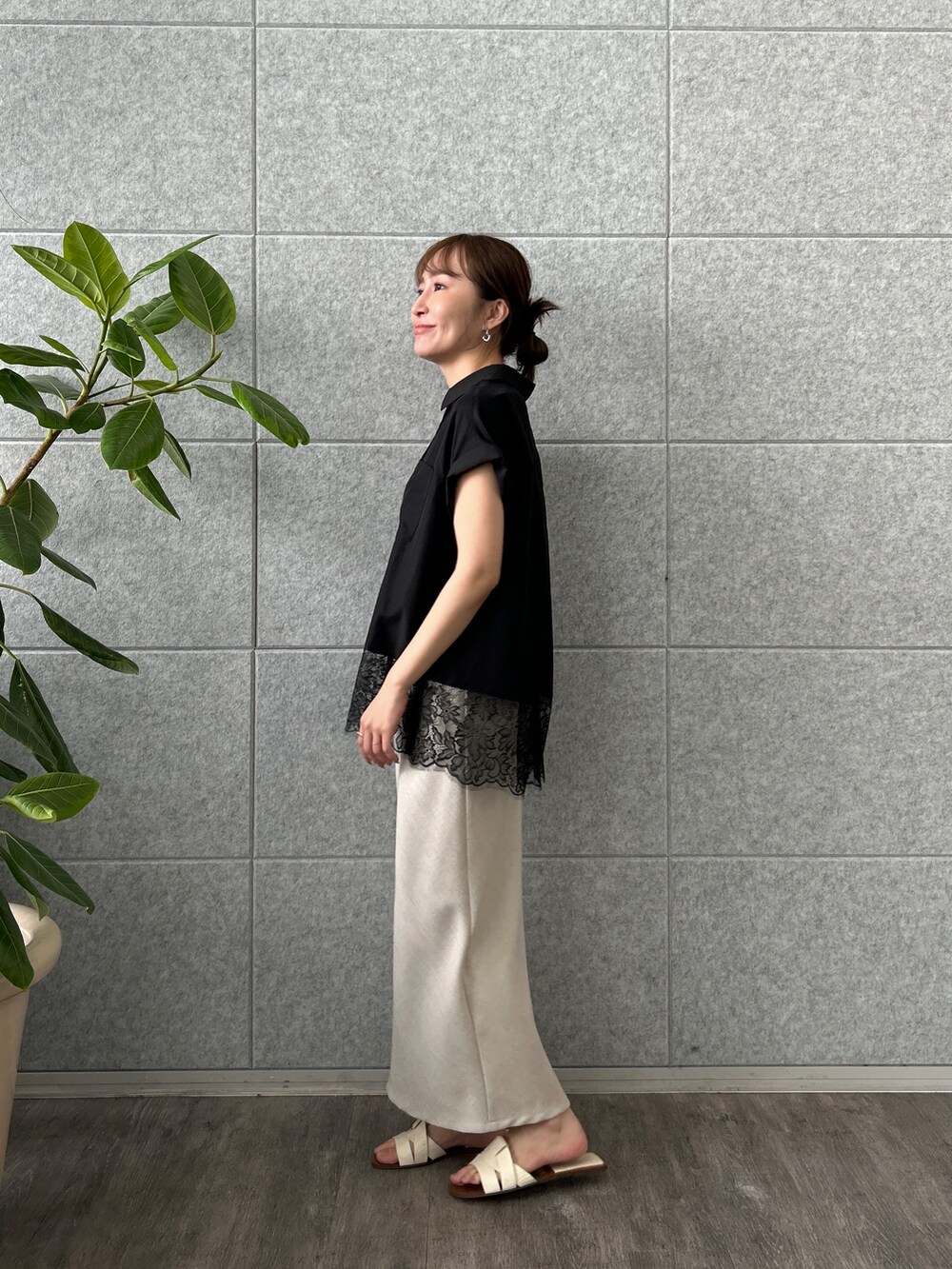 ベージュ系のスカート、グレー系のその他パンツを着用したレディースの春コーディネートの4枚目の写真