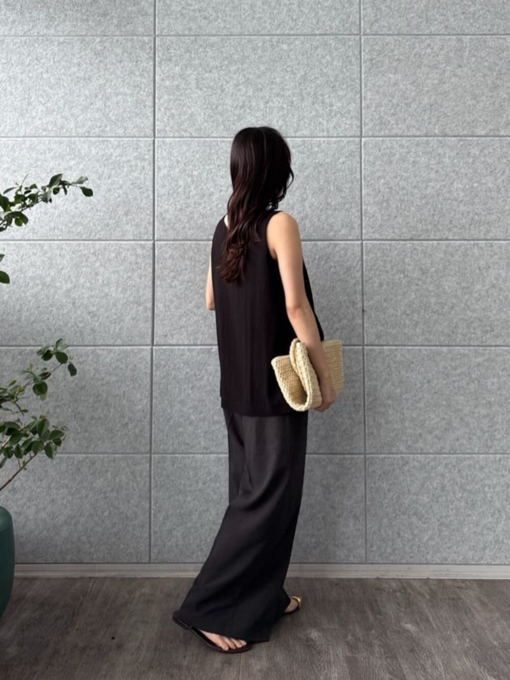 ブラック系のシャツ/ブラウス、ブラック系のその他パンツを着用したレディースの夏コーディネートの3枚目の写真