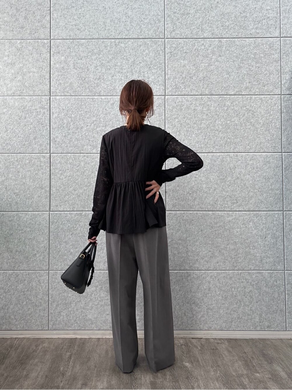 ブラック系のTシャツ/カットソー、ブラック系のベスト、グレー系のその他パンツを着用したレディースの秋コーディネートの5枚目の写真