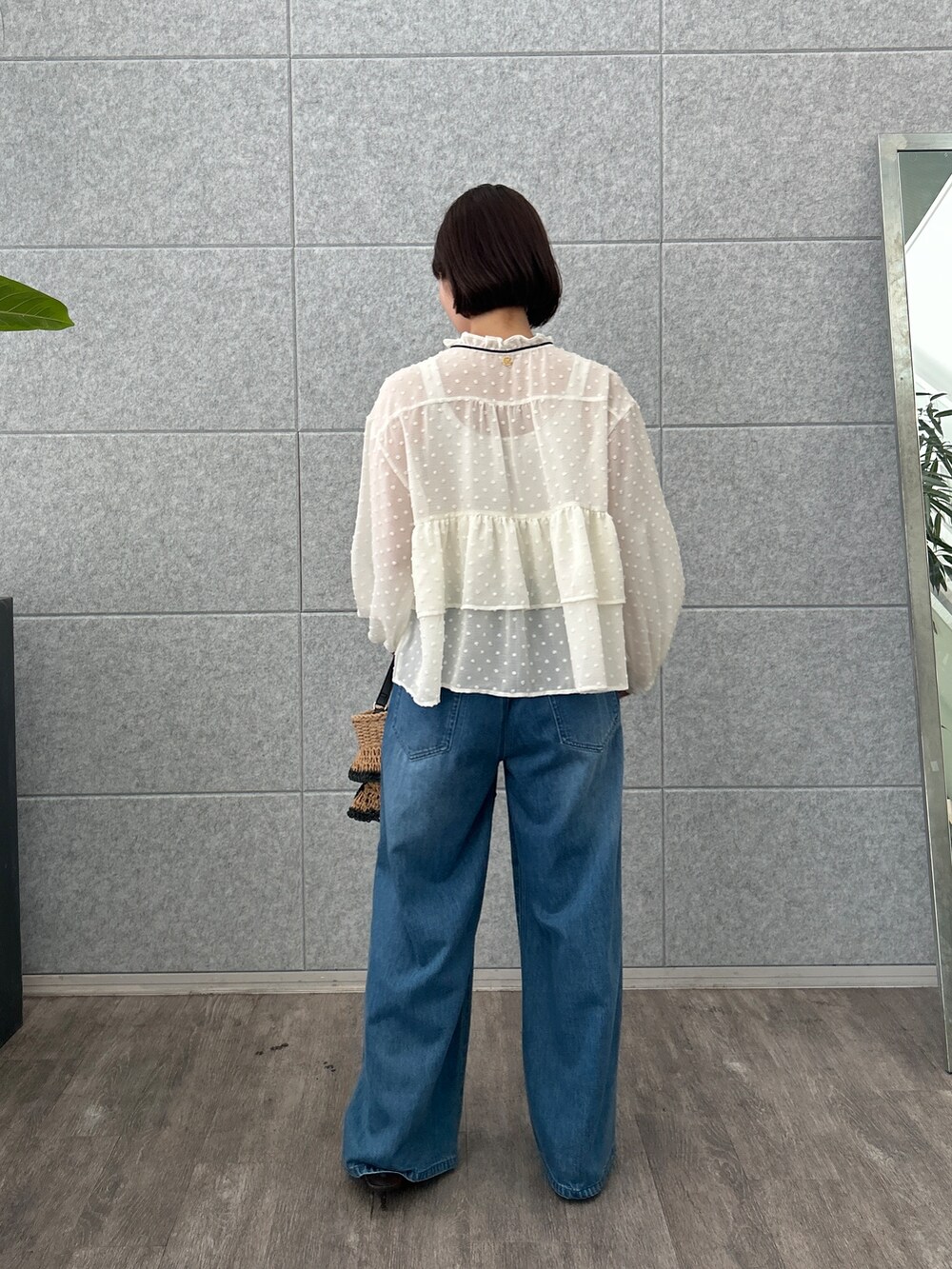 ブルー系のデニムパンツを着用したレディースの夏コーディネートの5枚目の写真