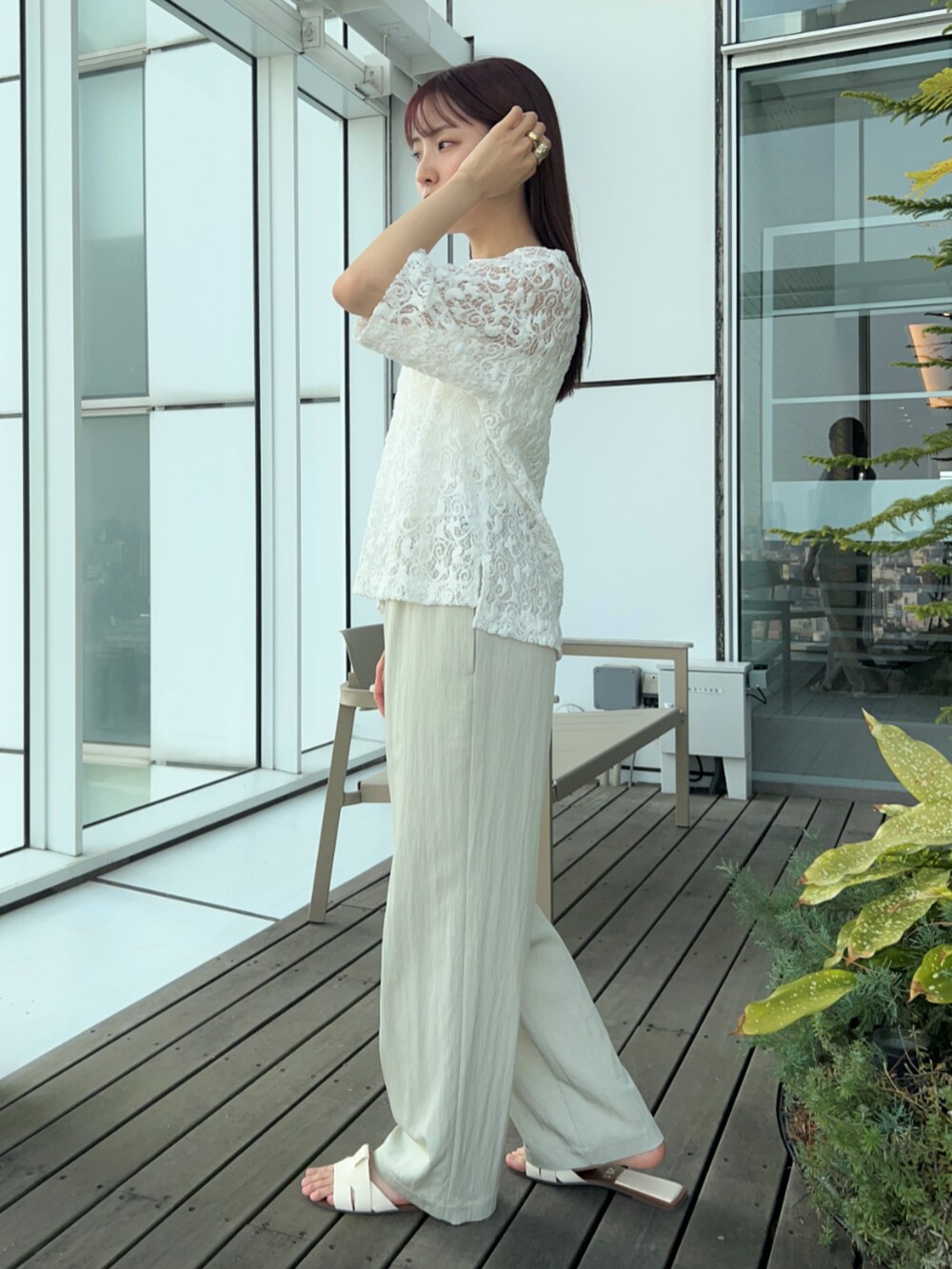 ベージュ系のその他パンツ、ホワイト系のタンクトップ、ホワイト系のTシャツ/カットソーを着用したレディースの春コーディネートの4枚目の写真