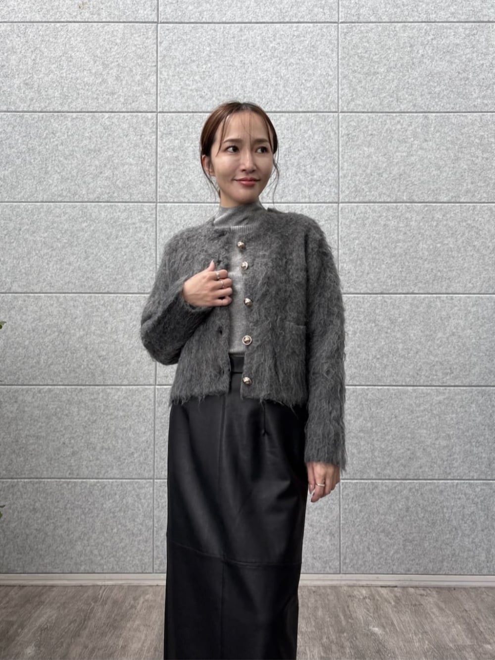 グレー系のカーディガン/ボレロ、グレー系のニット/セーターを着用したレディースの秋コーディネートの6枚目の写真