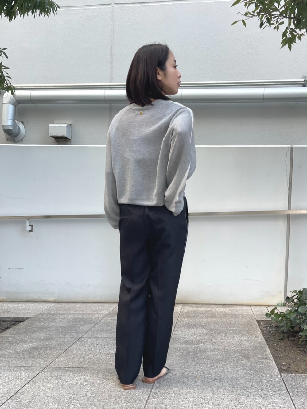 ブラック系のその他パンツ、グレー系のニット/セーターを着用したレディースの春コーディネートの4枚目の写真