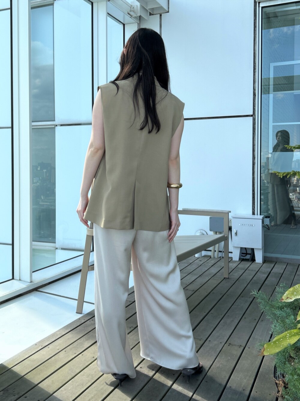 ベージュ系のその他パンツ、ベージュ系のベスト、ベージュ系のタンクトップを着用したレディースの春コーディネートの7枚目の写真