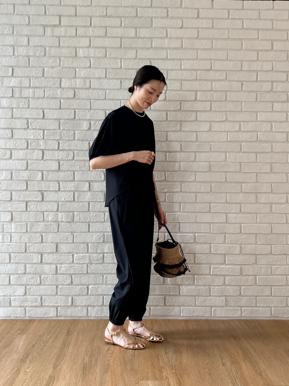 ブラック系のシャツ/ブラウス、ブラック系のその他パンツを着用したレディースの春コーディネートの3枚目の写真