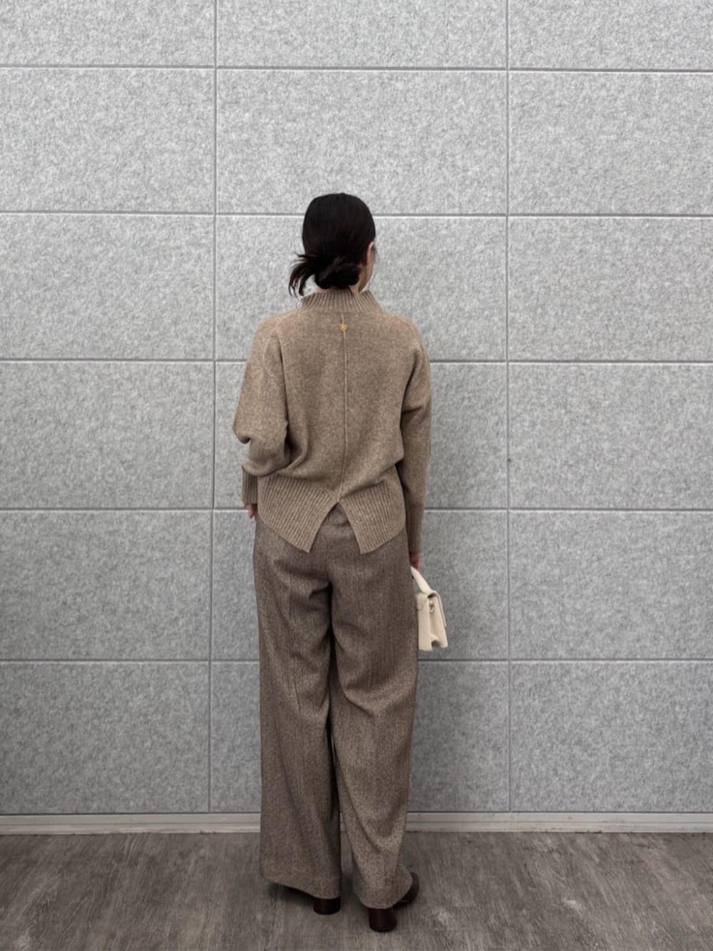 ブラウン系のその他パンツ、ベージュ系のニット/セーターを着用したレディースの秋コーディネートの5枚目の写真