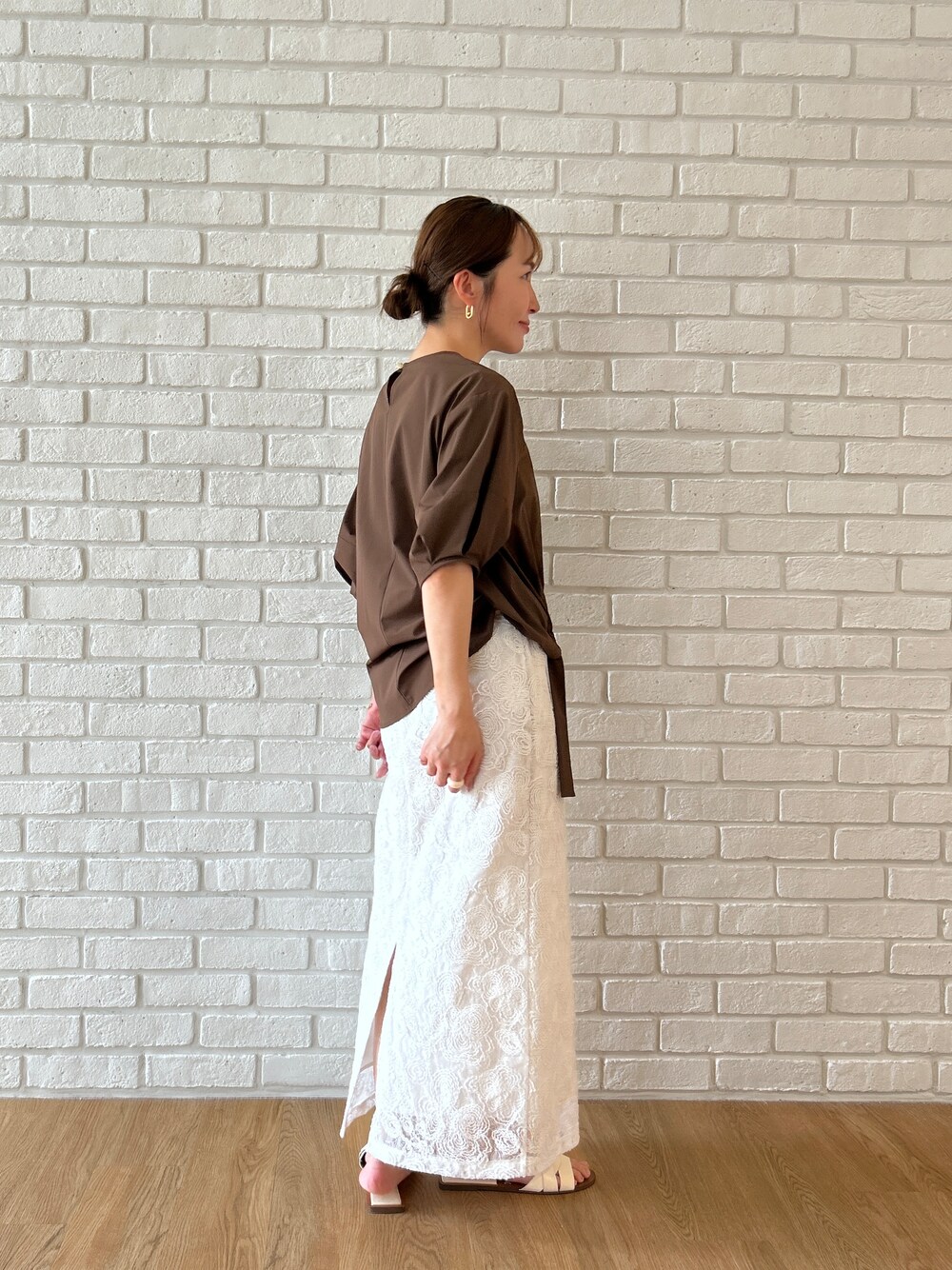 ブラウン系のシャツ/ブラウス、ホワイト系のスカートを着用したレディースの春コーディネートの6枚目の写真