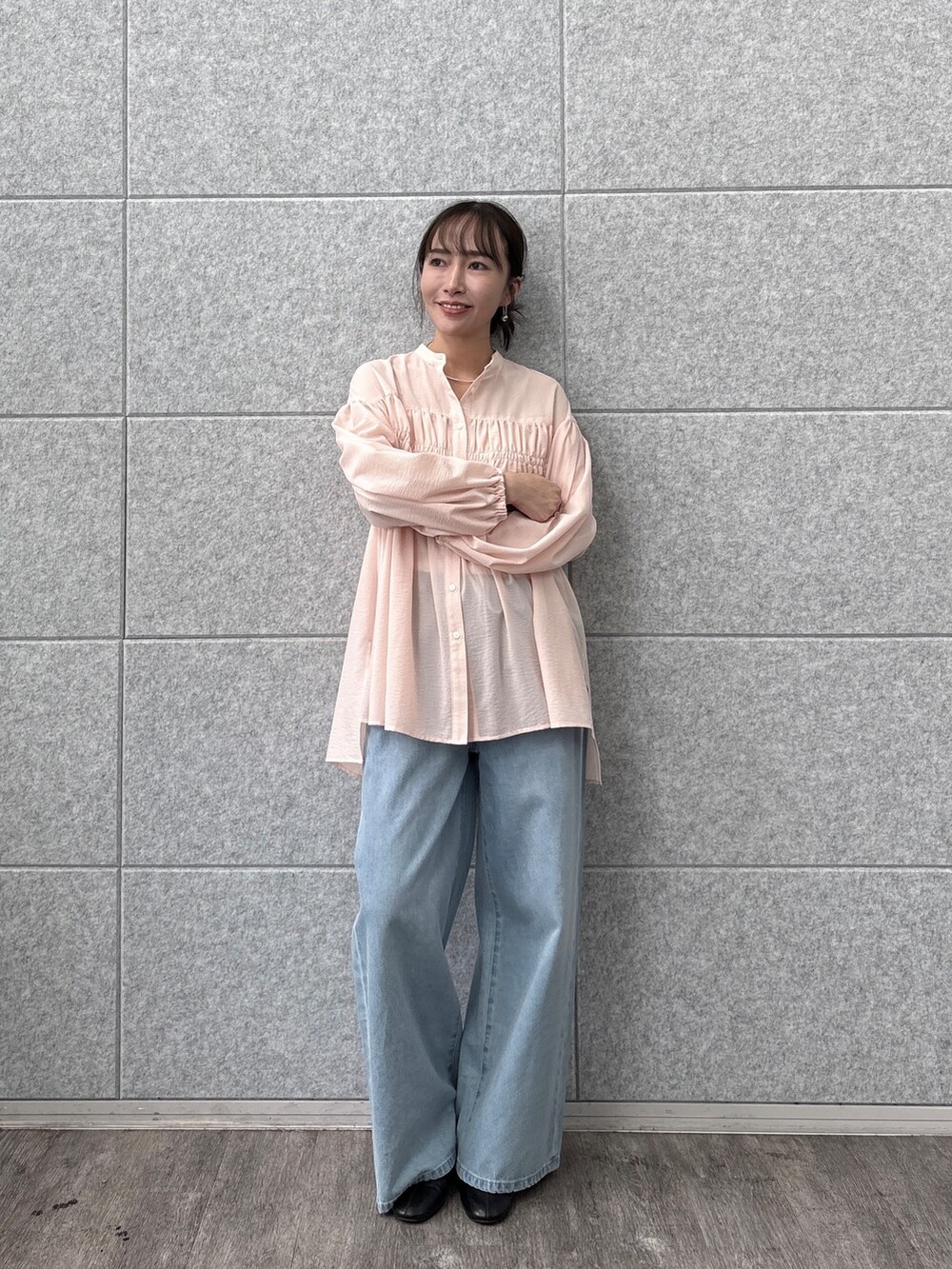 ブルー系のデニムパンツを着用したレディースの夏コーディネートの8枚目の写真