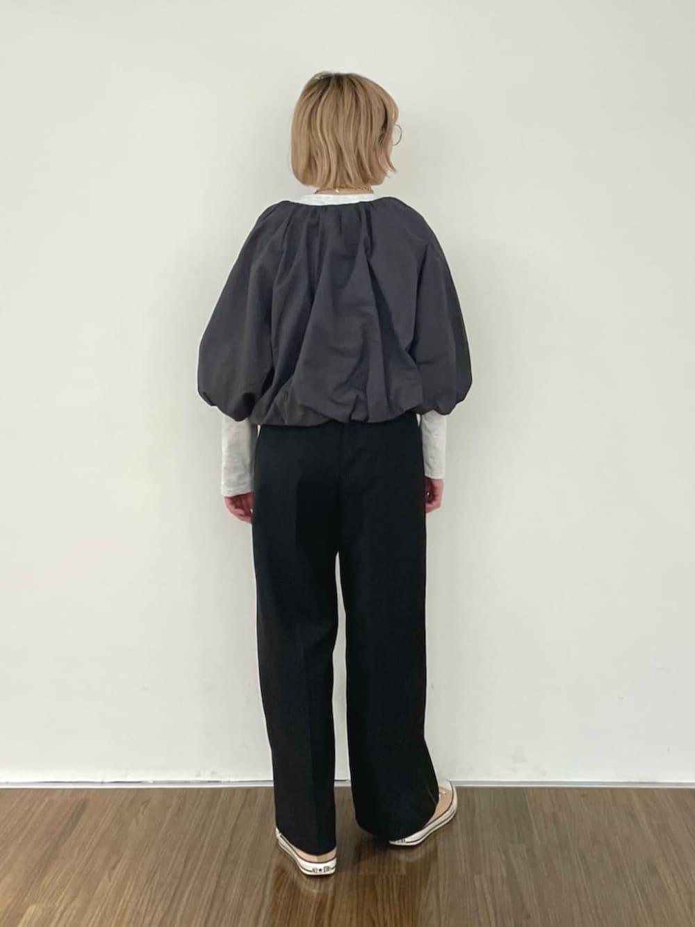 「ジャケット、ブルゾン、春コーデ、休日スタイル、オトナ女子、お出かけコーデ、ラクチンコーデ、リラックススタイル、ラフコーデ、シンプルスタイル、大人女子、レイヤードコーデ、カジュアル、ロンT、モノトーン」｜「cloencの【手洗い可】箔プリントロゴTシャツ（Tシャツ/カットソー、ホワイト系）」を使った、cloencさん（骨格ウェーブ・レディース・160cm）の春コーディネートの7枚目の写真