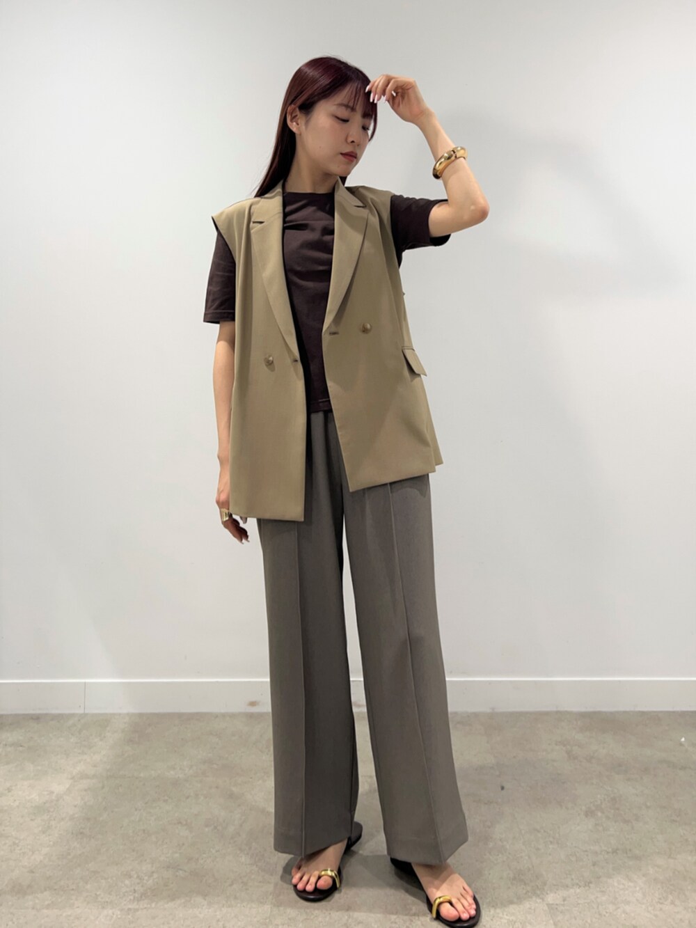 ベージュ系のベスト、ブラウン系のその他パンツ、ブラウン系のTシャツ/カットソーを着用したレディースの春コーディネートの2枚目の写真