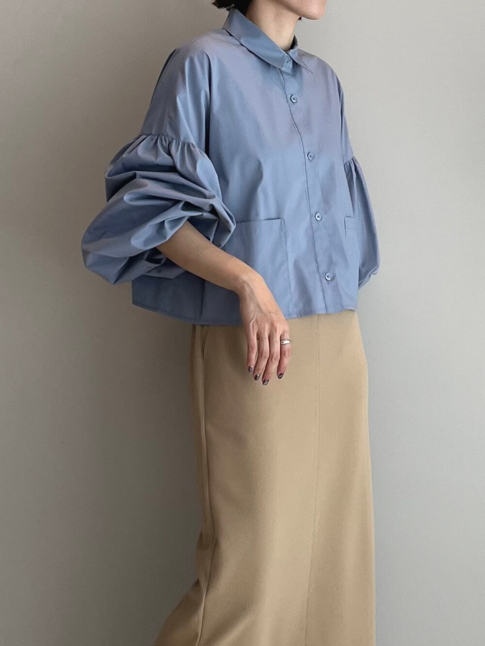 ブラウン系のスカート、ブルー系のシャツ/ブラウスを着用したレディースの秋コーディネートの5枚目の写真