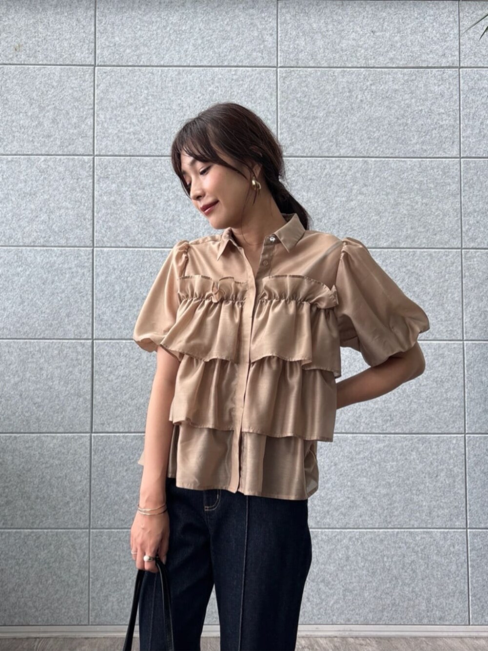 ブルー系のデニムパンツ、ブラウン系のシャツ/ブラウスを着用したレディースの夏コーディネートの5枚目の写真