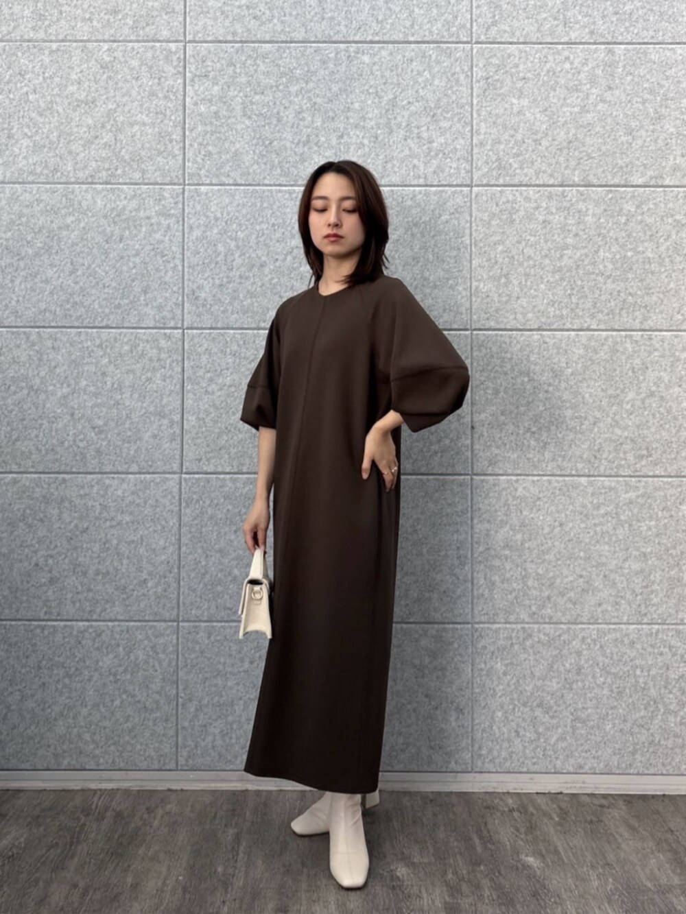 ブラウン系のワンピースを着用したレディースの秋コーディネートの4枚目の写真