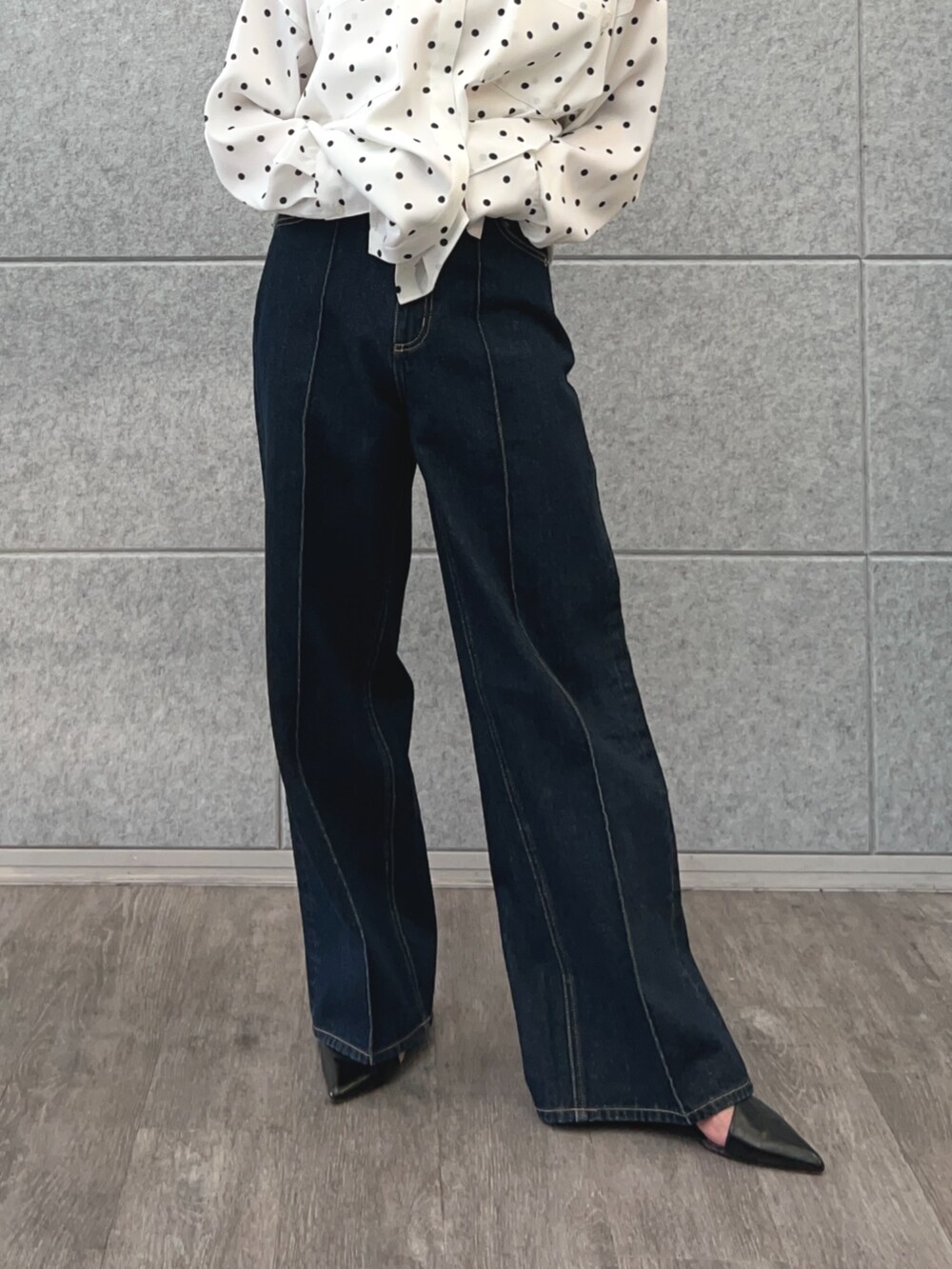 ホワイト系のシャツ/ブラウス、ブルー系のデニムパンツを着用したレディースの春コーディネートの6枚目の写真