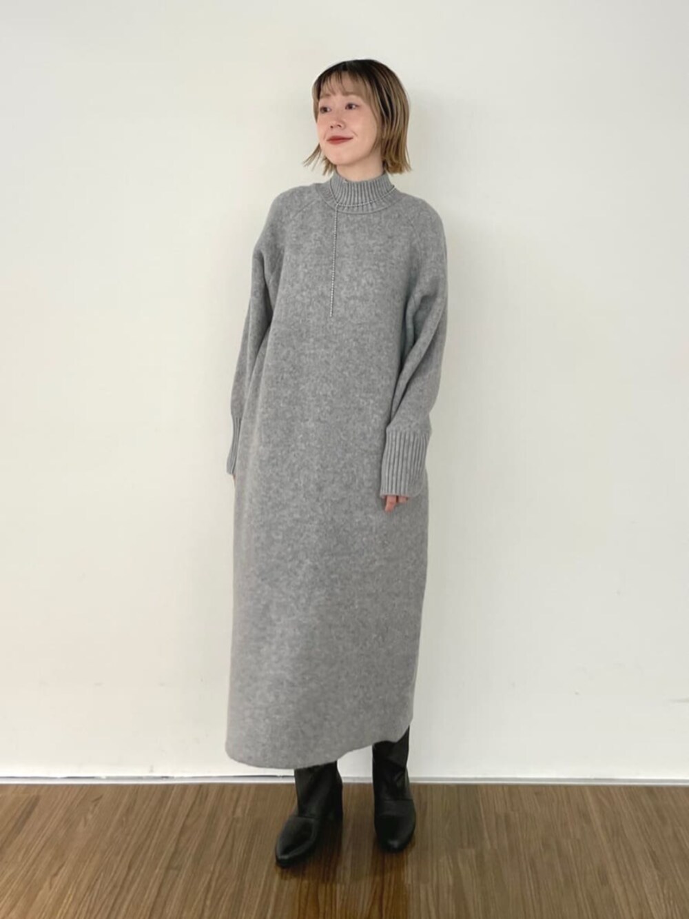 グレー系のワンピースを着用したレディースの冬コーディネートの2枚目の写真