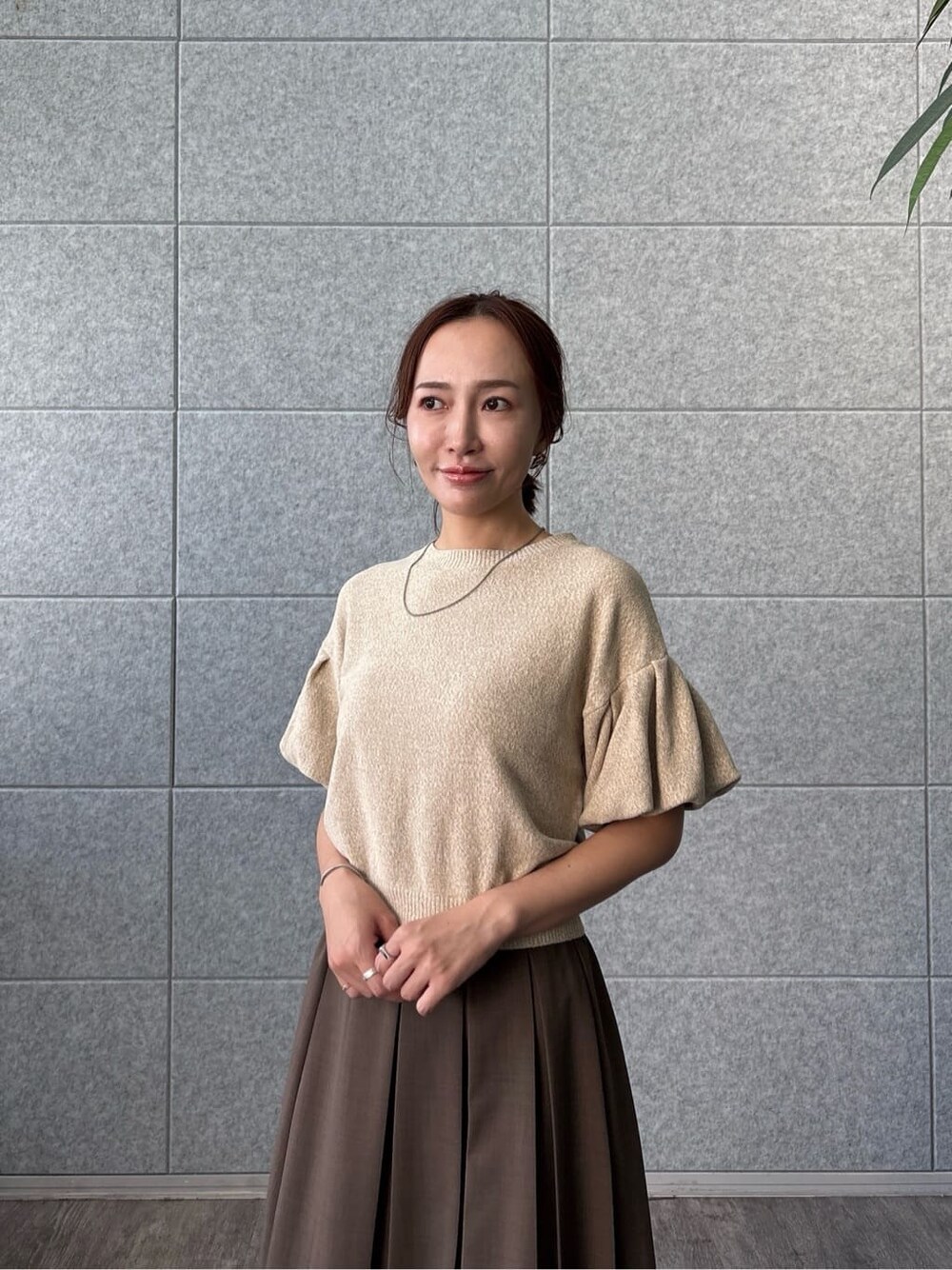 ベージュ系のTシャツ/カットソー、ブラウン系のスカートを着用したレディースの夏コーディネートの9枚目の写真