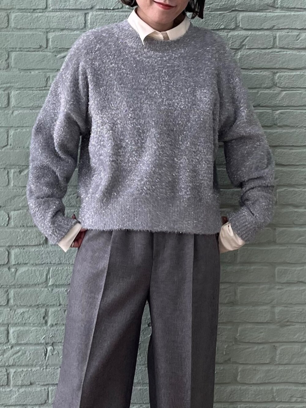 グレー系のその他パンツ、グレー系のニット/セーター、ホワイト系のシャツ/ブラウスを着用したレディースの秋コーディネートの6枚目の写真