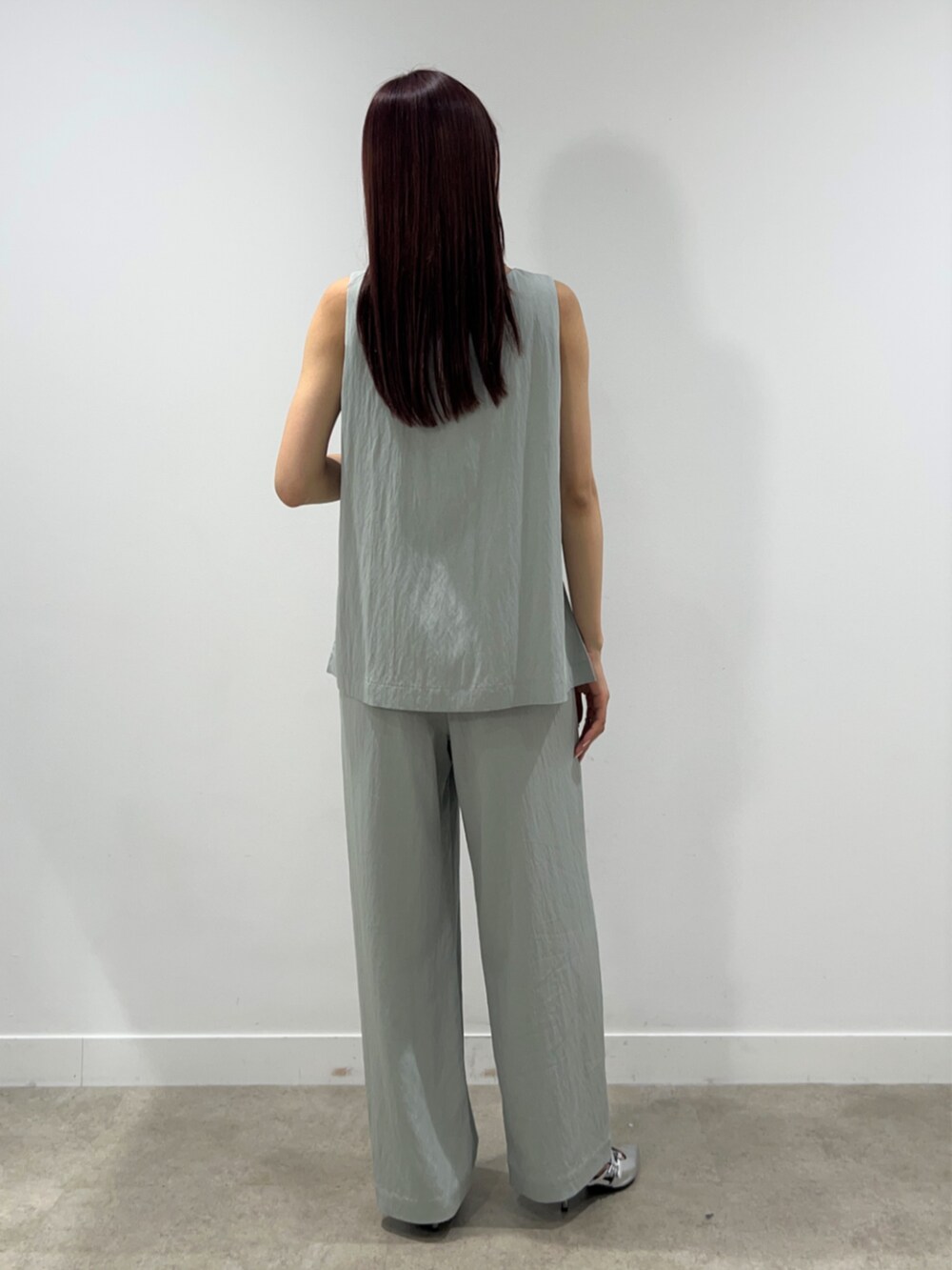 グリーン系のその他パンツ、グリーン系のシャツ/ブラウス、ホワイト系のカーディガン/ボレロを着用したレディースの春コーディネートの7枚目の写真