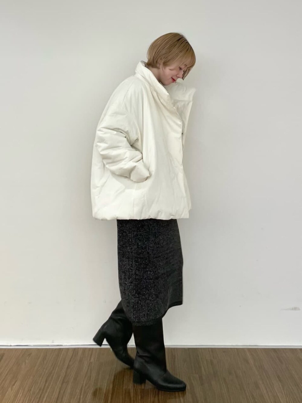 ホワイト系のその他アウター、ブラック系のワンピース、ブラック系のニット/セーターを着用したレディースの冬コーディネートの4枚目の写真