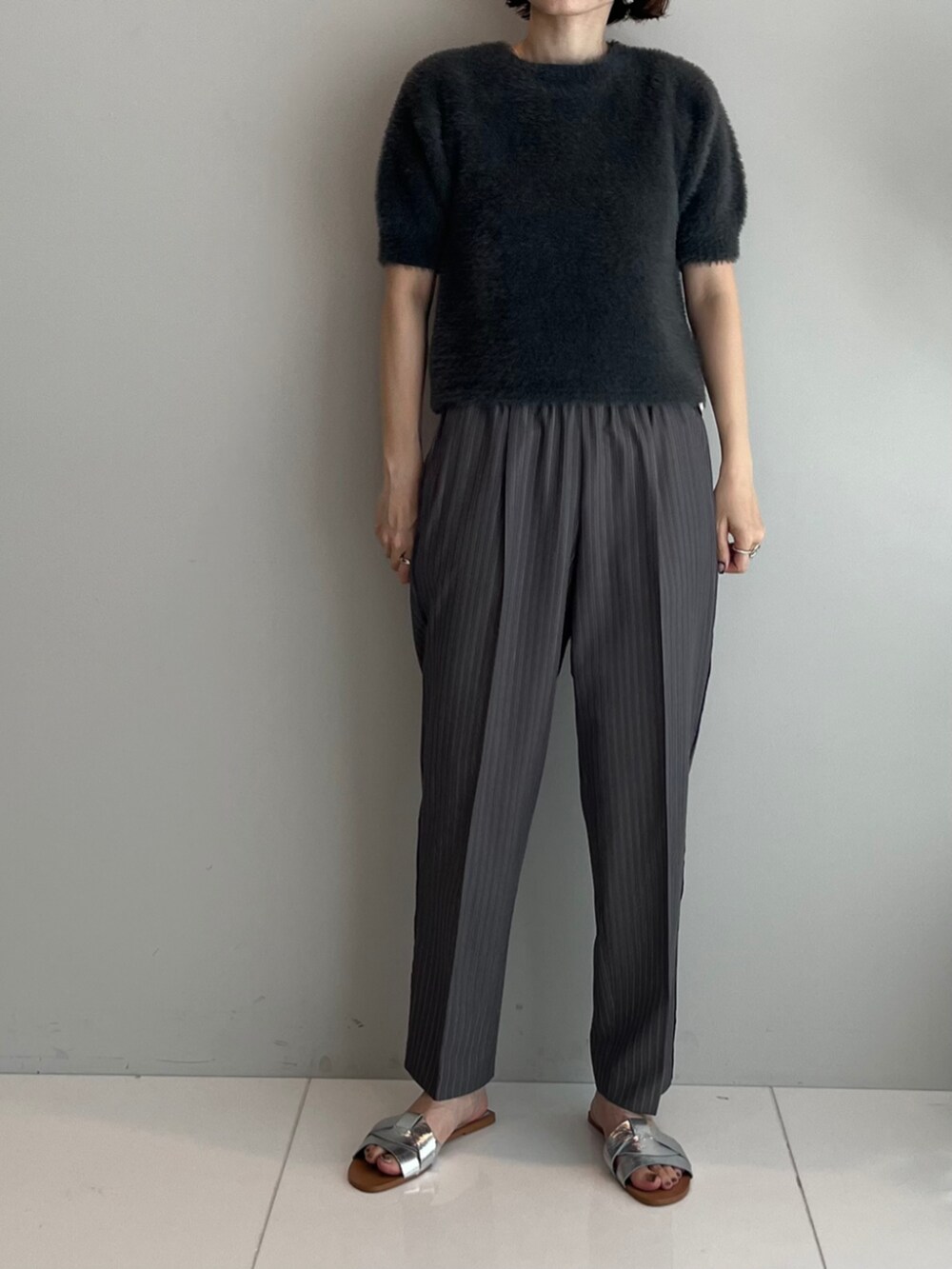 グレー系のその他パンツ、グレー系のニット/セーターを着用したレディースの秋コーディネートの2枚目の写真