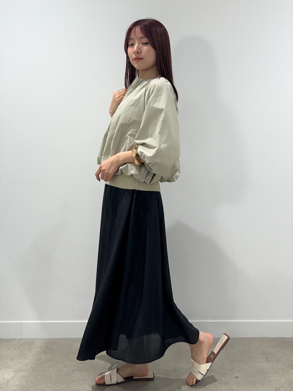 ベージュ系のブルゾン、ベージュ系のニット/セーター、ブラック系のスカートを着用したレディースの春コーディネートの4枚目の写真