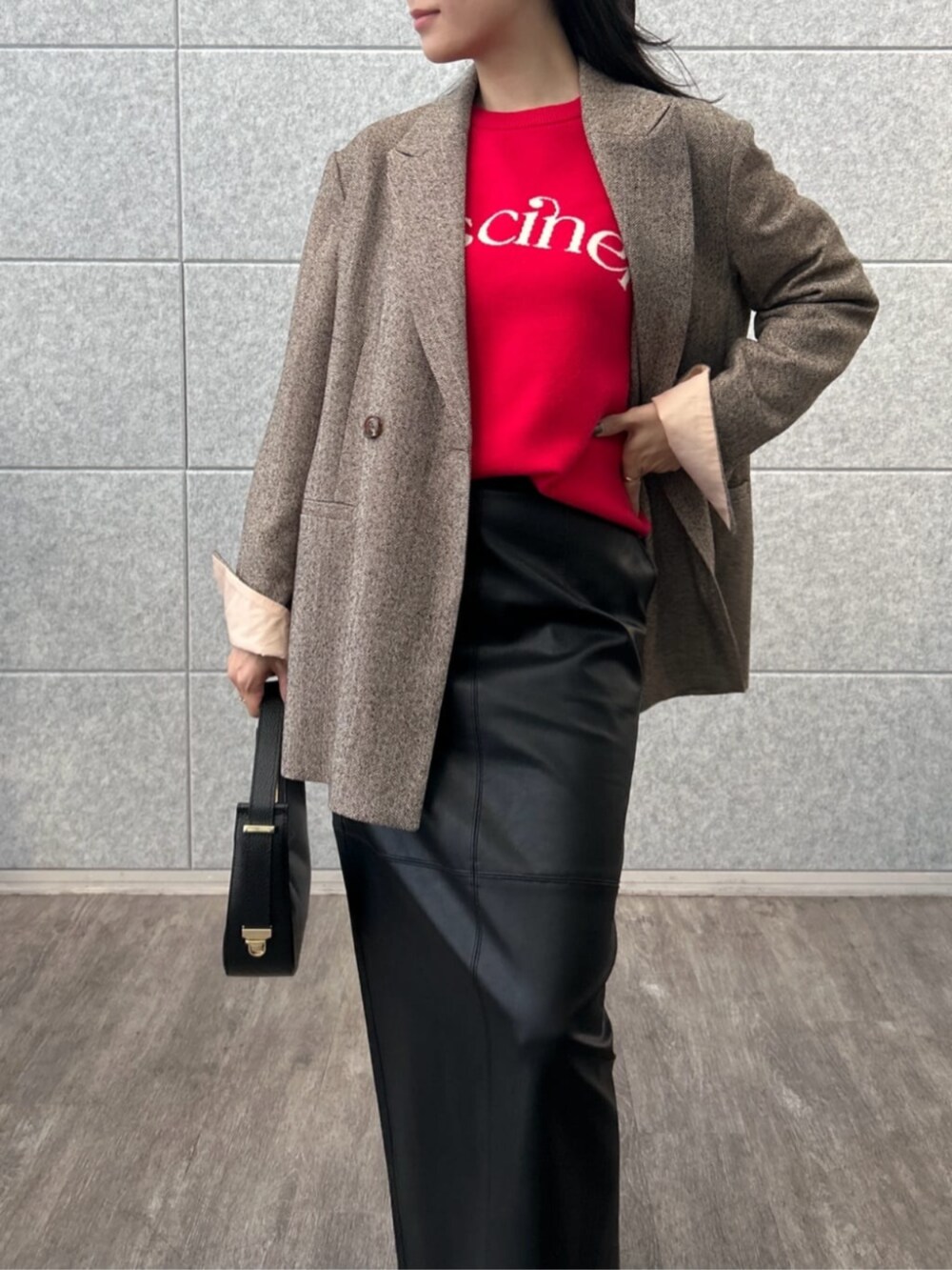 レッド系のニット/セーター、ブラウン系のテーラードジャケットを着用したレディースの冬コーディネートの5枚目の写真