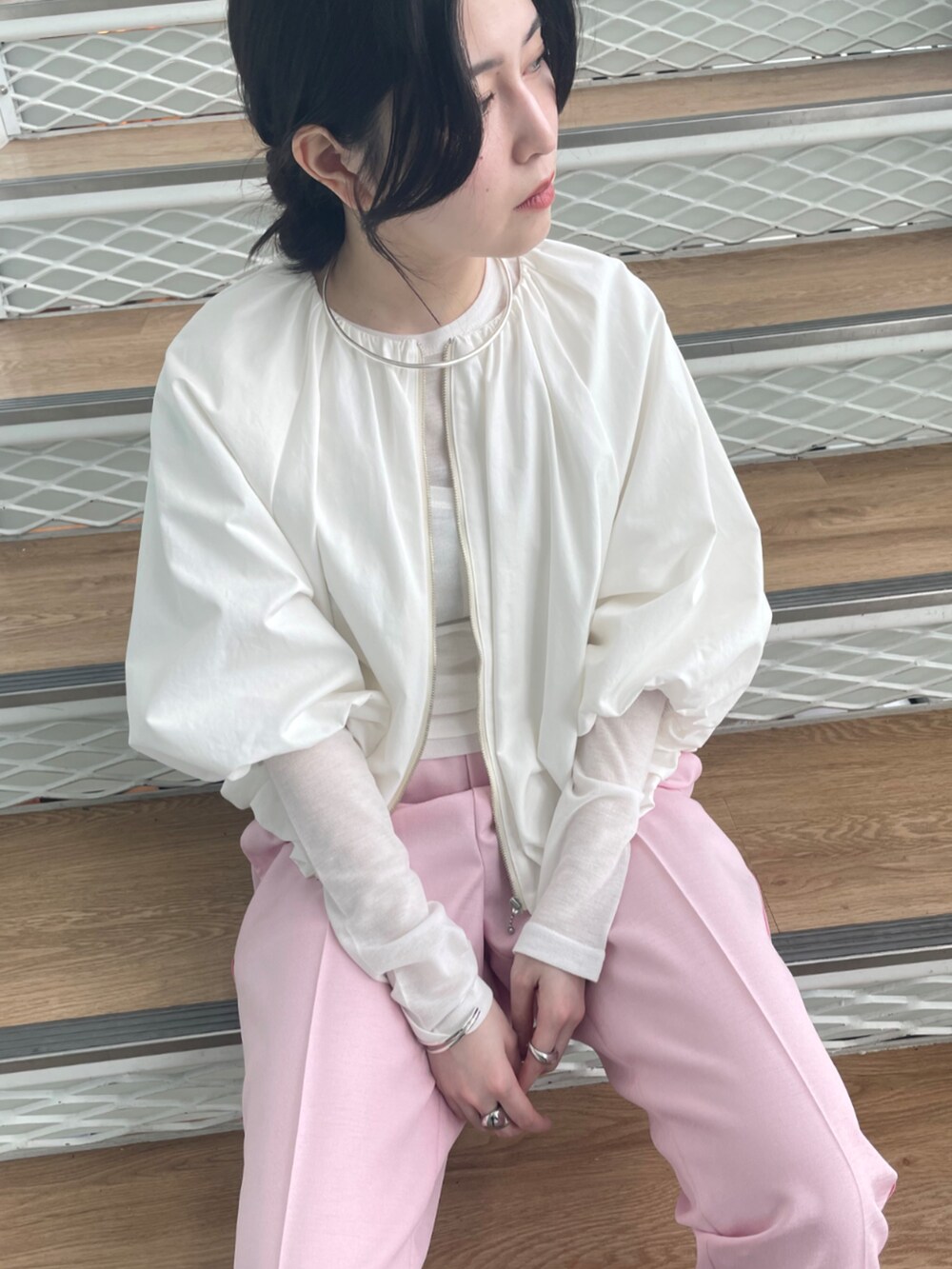 「大人カジュアル、お出かけコーデ、シアートップス、淡色コーデ、シンプルコーデ、レイヤードスタイル、キレイめコーデ、春服、大人かわいい、ootd、リラックススタイル、春カラー、オトナ女子、カラーコーデ、おでかけコーデ」｜「cloencの【手洗い可／気温差対応】バルーンフォルムショートブルゾン（ブルゾン、ホワイト系）」を使った、cloencさん（レディース・164cm）の春コーディネートの7枚目の写真